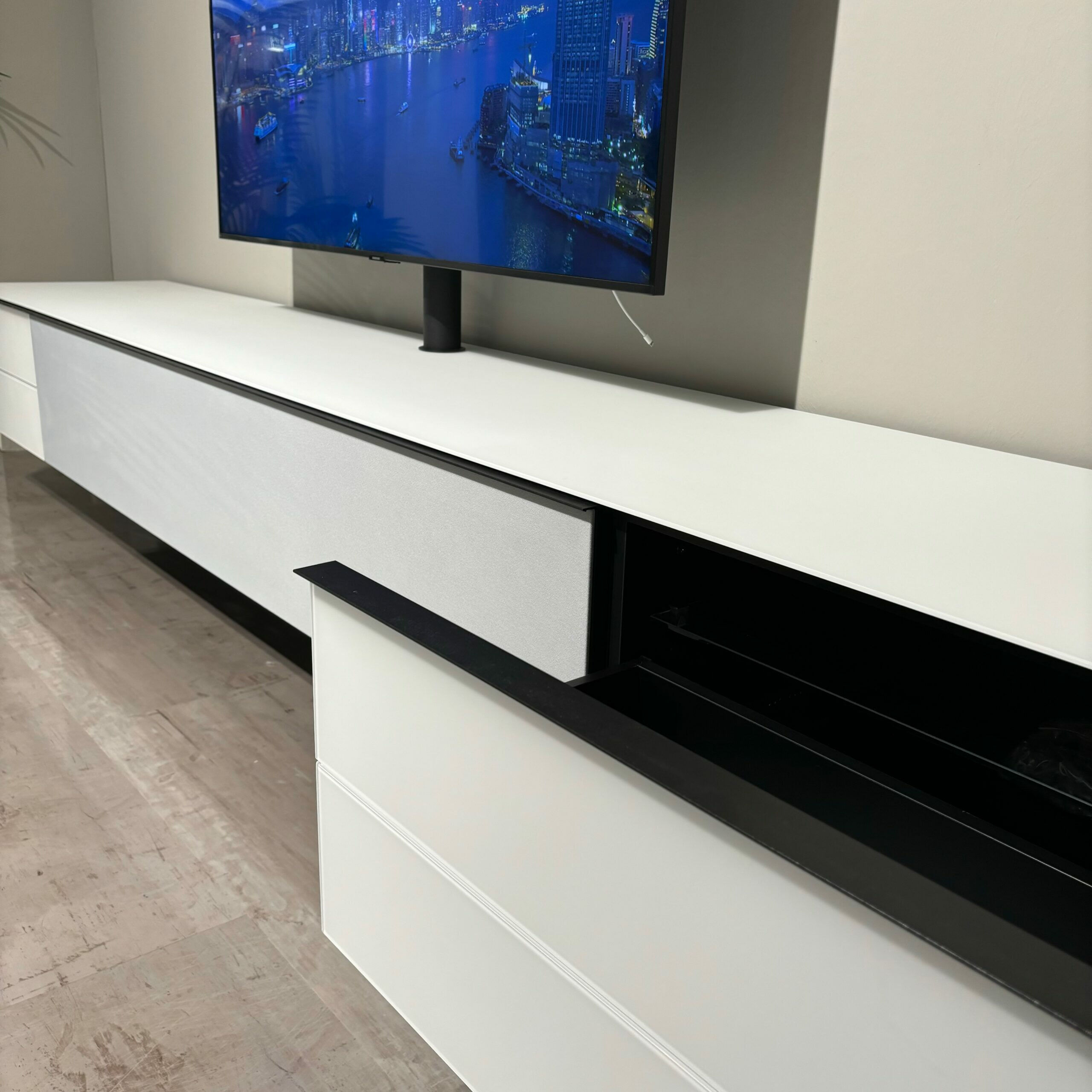 Spectral Smart Furniture - Lowboard Scala SC560 Glas SNG Snow Weiß Satiniert Griffe BG Black Schwarz Türen Mit Textilgewebe Inklusive Soundsystem - 3