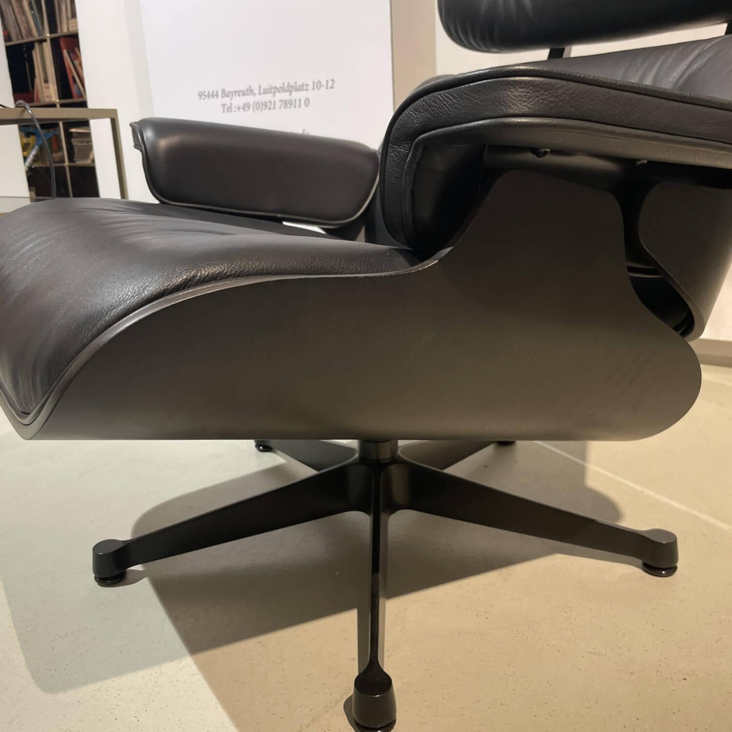 Sessel Lounge Chair und Ottoman Bezug Leder Premium Nero Ausführung Esche Schwarz Untergestell Beschichtet Schwarz