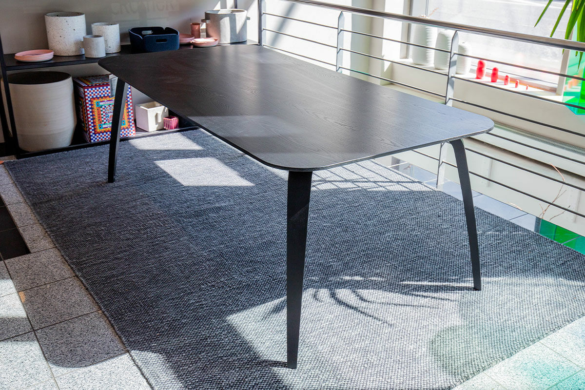 Gubi - Esstisch Gubi Dining Table Platte Esche Schwarz Semi Matt Lackiert - 7