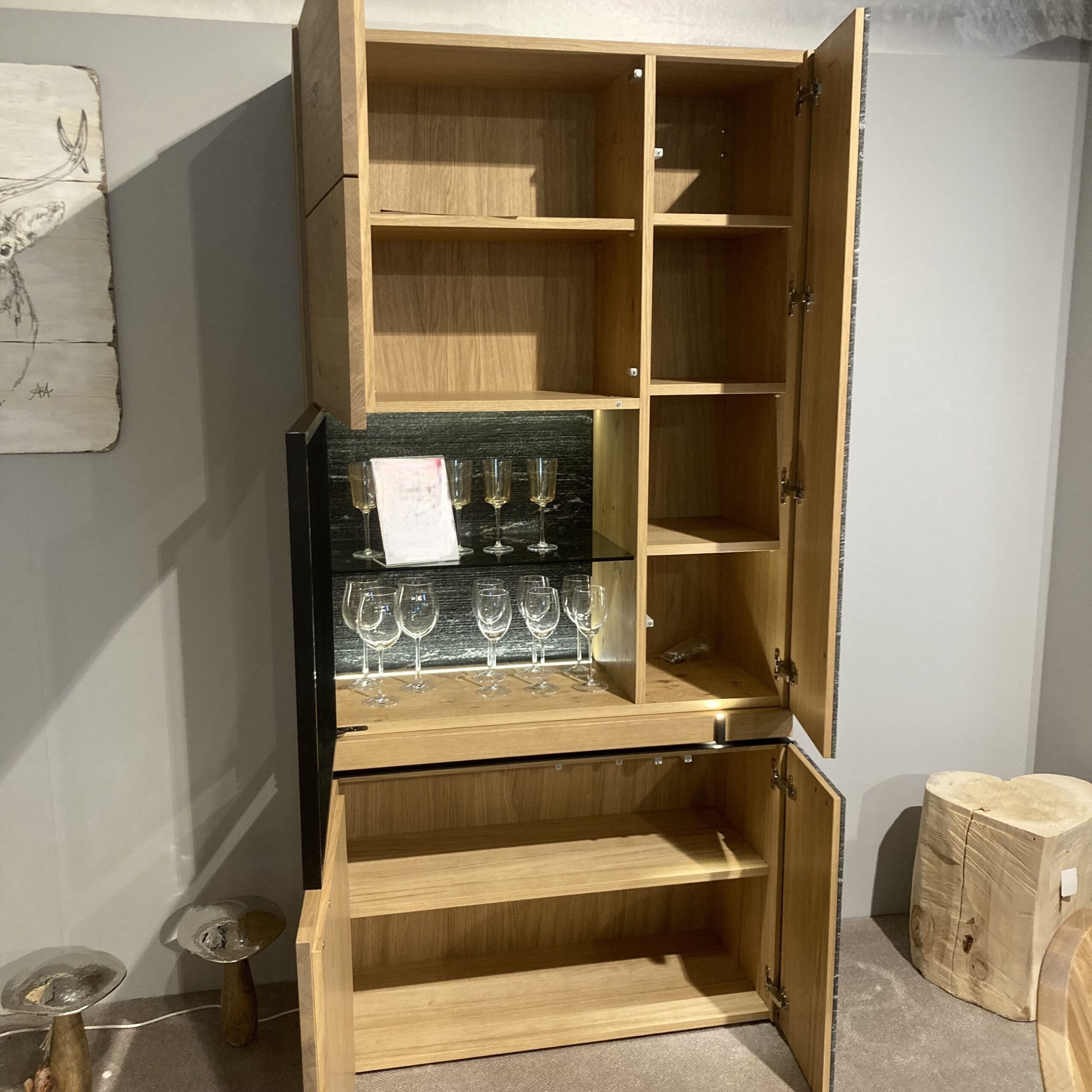 Voglauer - Vitrine V-Rock Alteiche Rustiko Steinakzent Mit Steinrückwand Und Beleuchtung - 5