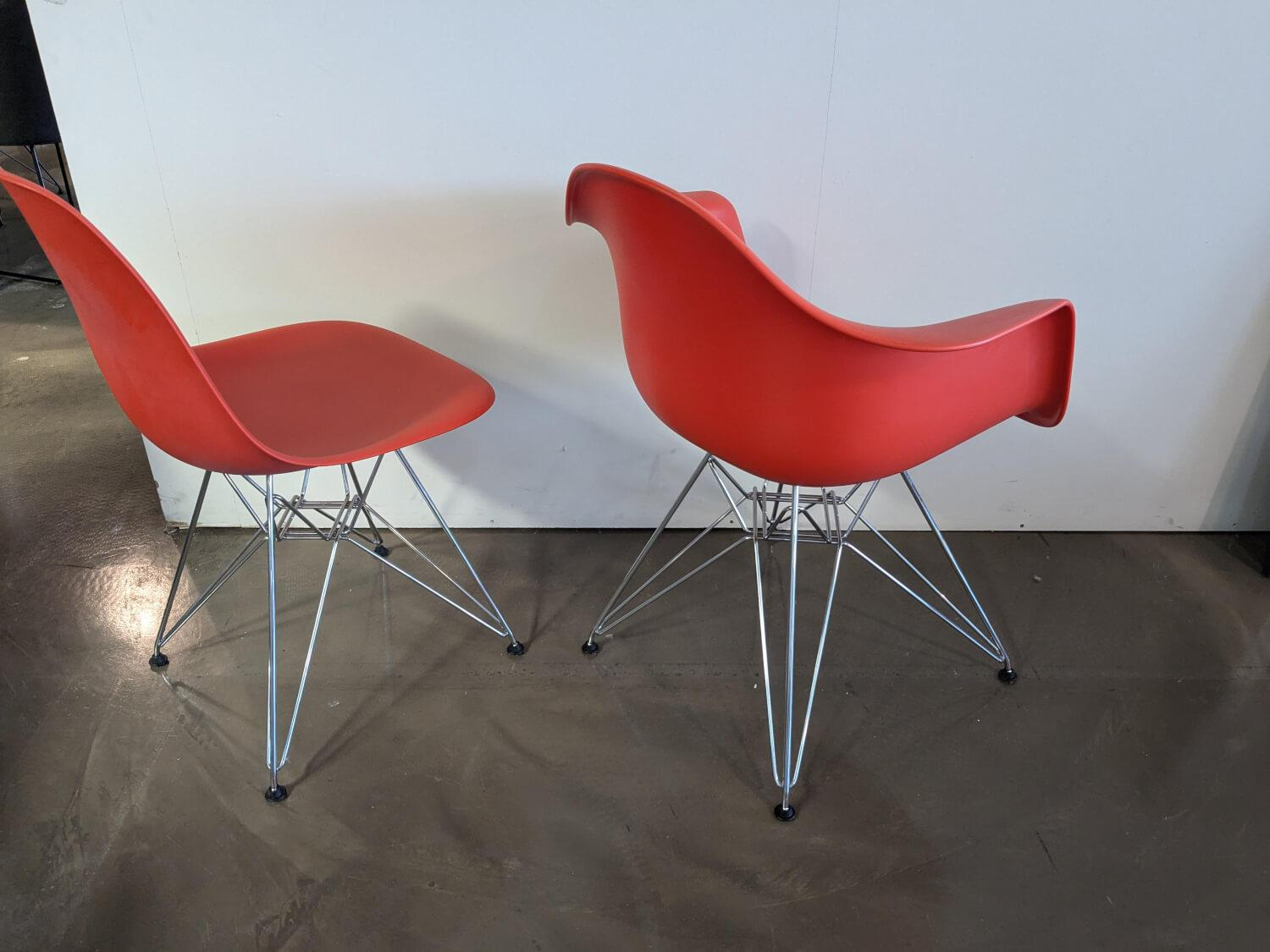 Vitra - 2er Set Eames Plastic Sidechair Und Armchair Sitzschale Kunststoff Oxidrot Rot Gestell Metall Verchromt - 2