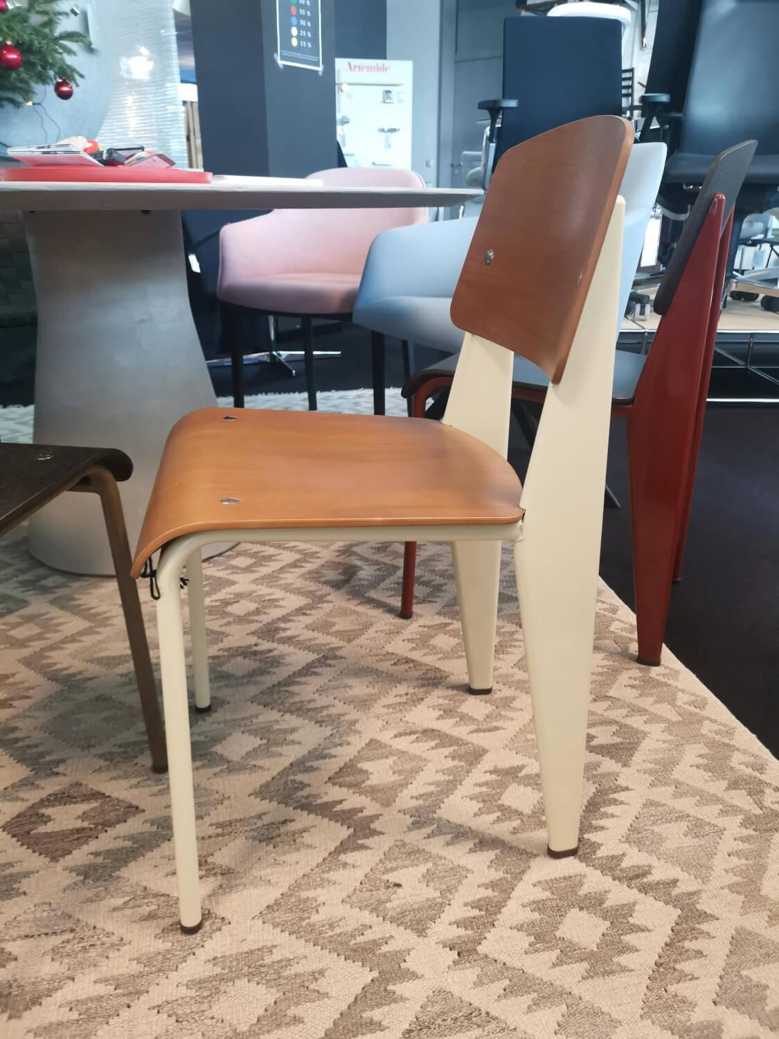 Stuhl Standard Von Jean Prouvé Nussbaum Stahl Pulverbeschichtet Farbe Prouvé Blanc Colombe