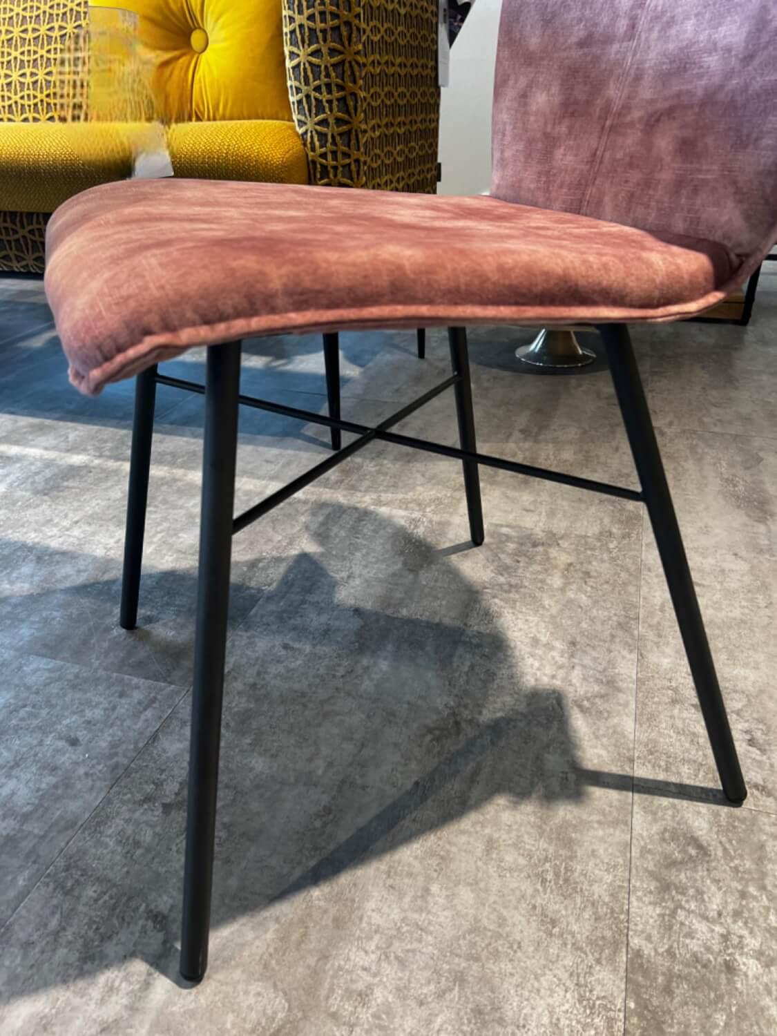 Raum.Freunde - Set of 4 dining chairs Yanis Fabric Adore 200 Pale Pink Red Frame Anthracite Black - 3