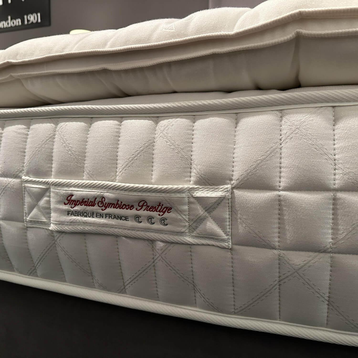 Treca Interiors - Bett Tournelle Stoff C Gasparde Grau Beige Füße Metall Schwarz Inklusive Matratzen Und Topper - 4