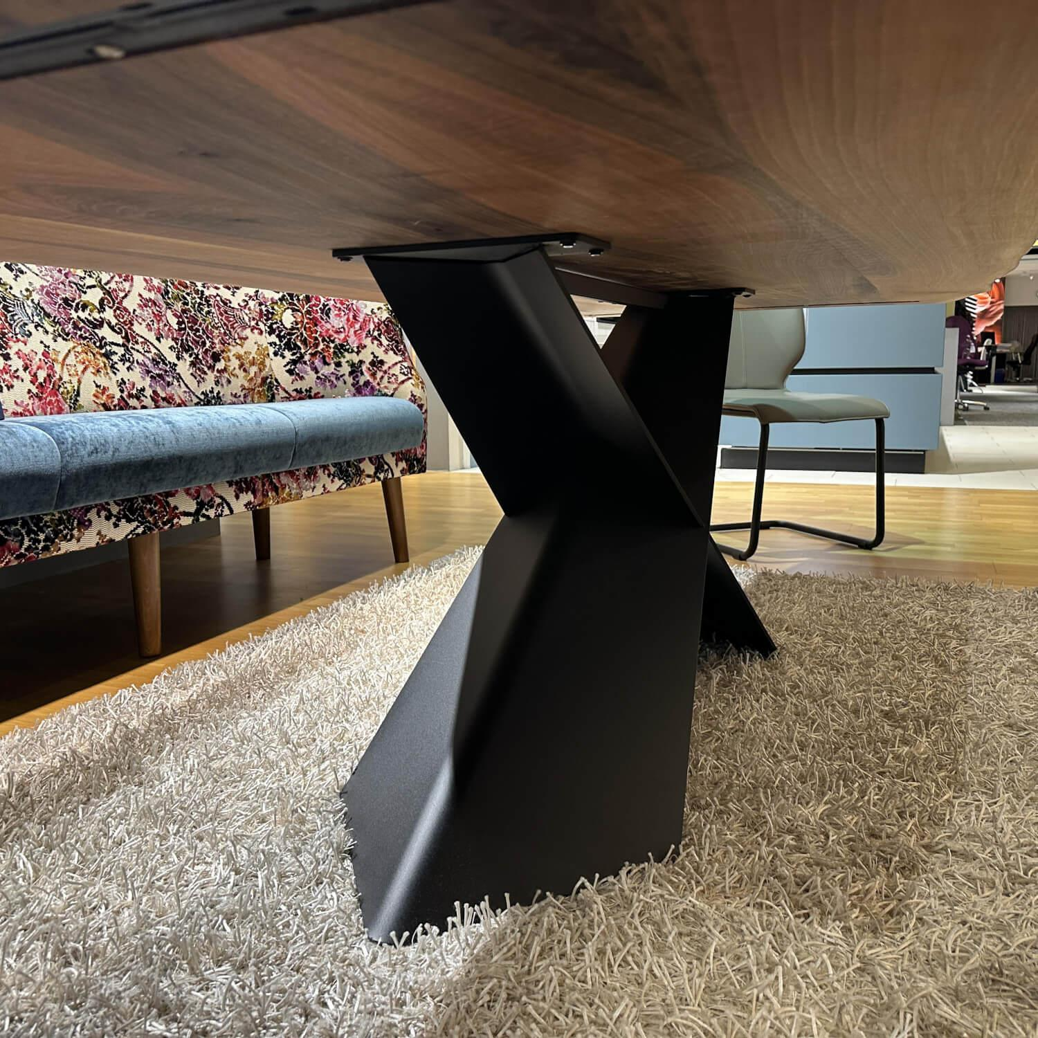 Nouvion - Esstisch Alcedo Platte Nussbaum Waldkante Öl Gestell Xena Metall Epoxid Schwarz Pulverbeschichtet - 2