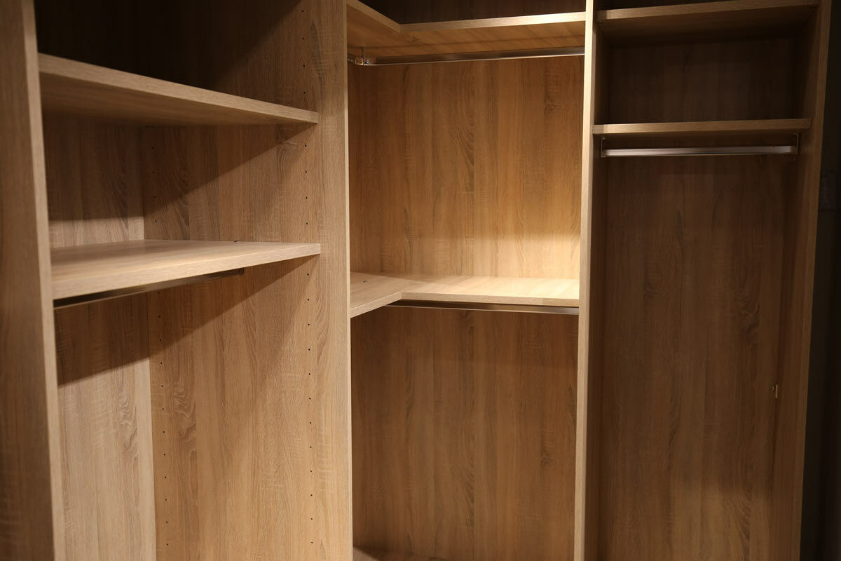 Cramer Holzmanufaktur - Offener Eck-Kleiderschrank Dekor Eiche inkl. Schiebetüren Delta Optiwhite Glas Weiß RAL 9016 Inklusive Bodenschiene Und Deckenschiene - 4