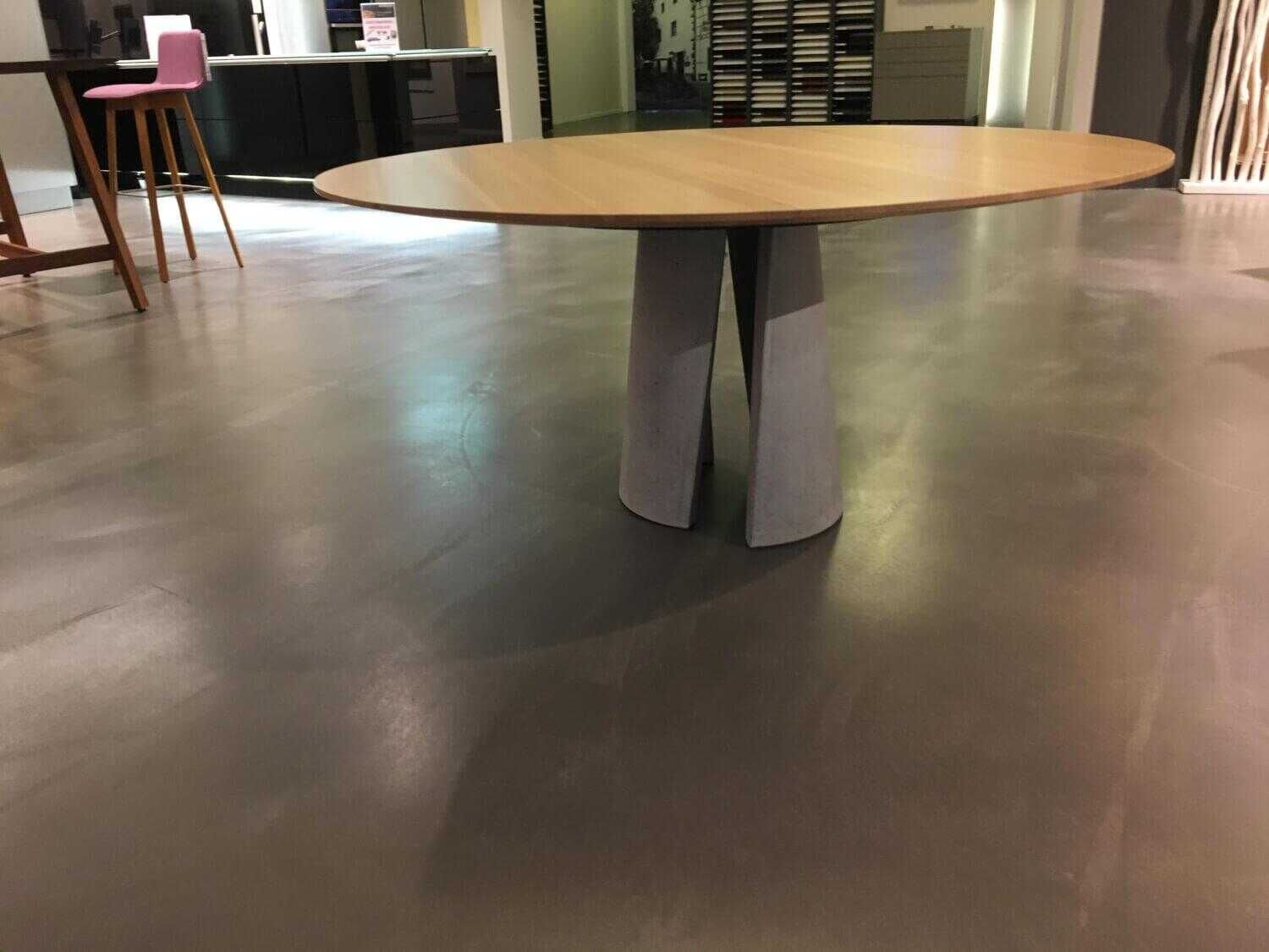 Girsberger - Esstisch Anto Tischplatte Ulme Naturmatt Lackiert Gestell Beton - 2