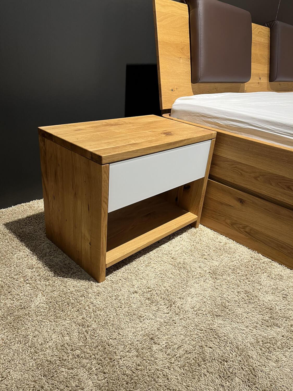 m&h - Doppelbett Modell C Wildeiche Massiv Stabverleimt Geölt Füße Rund Inklusive Nachtkommoden Ohne Matratzen - 4