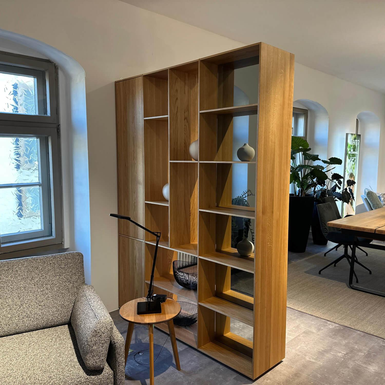 Team 7 - Raumteiler Regal Cubus Eiche Natur Geölt Türen Farbglas Greige Grau Beige Matt - 2