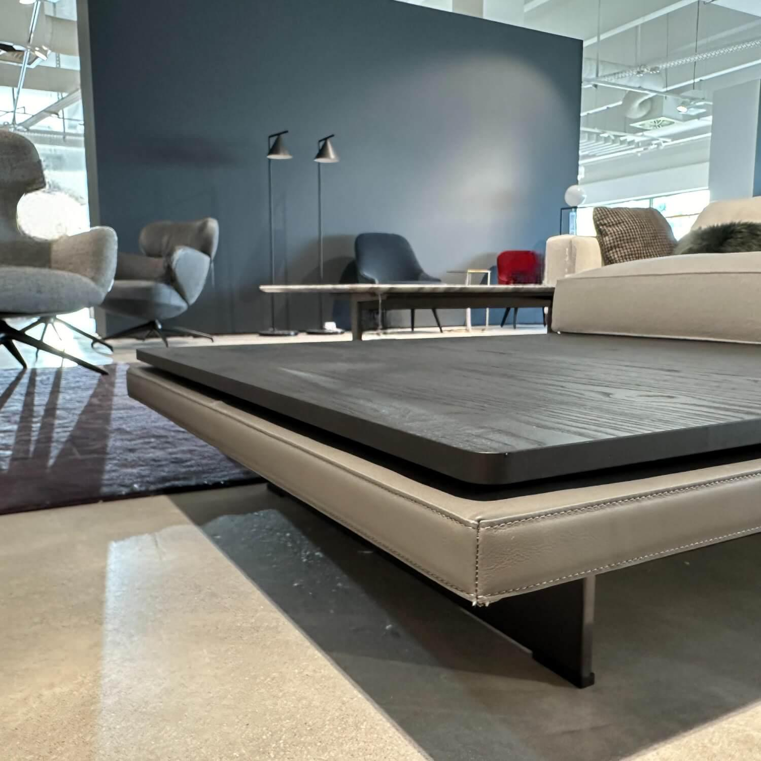 Minotti - Ecksofa Dylan Stoff Larry 01 Gesso Grau Weiß Basis Leder Boston 04 Plantino Anthrazit Ablage Esche Mokkafarbig - 11