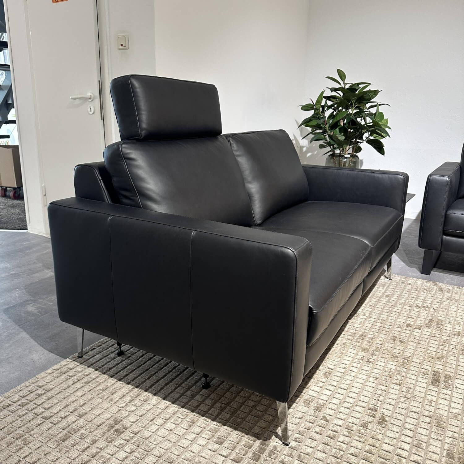 Contur - Sofa Enna Leder L40 Rancho Nero WR51 Schwarz Metallkufe Metallfuß Chrom Mit Kopfstütze - 6