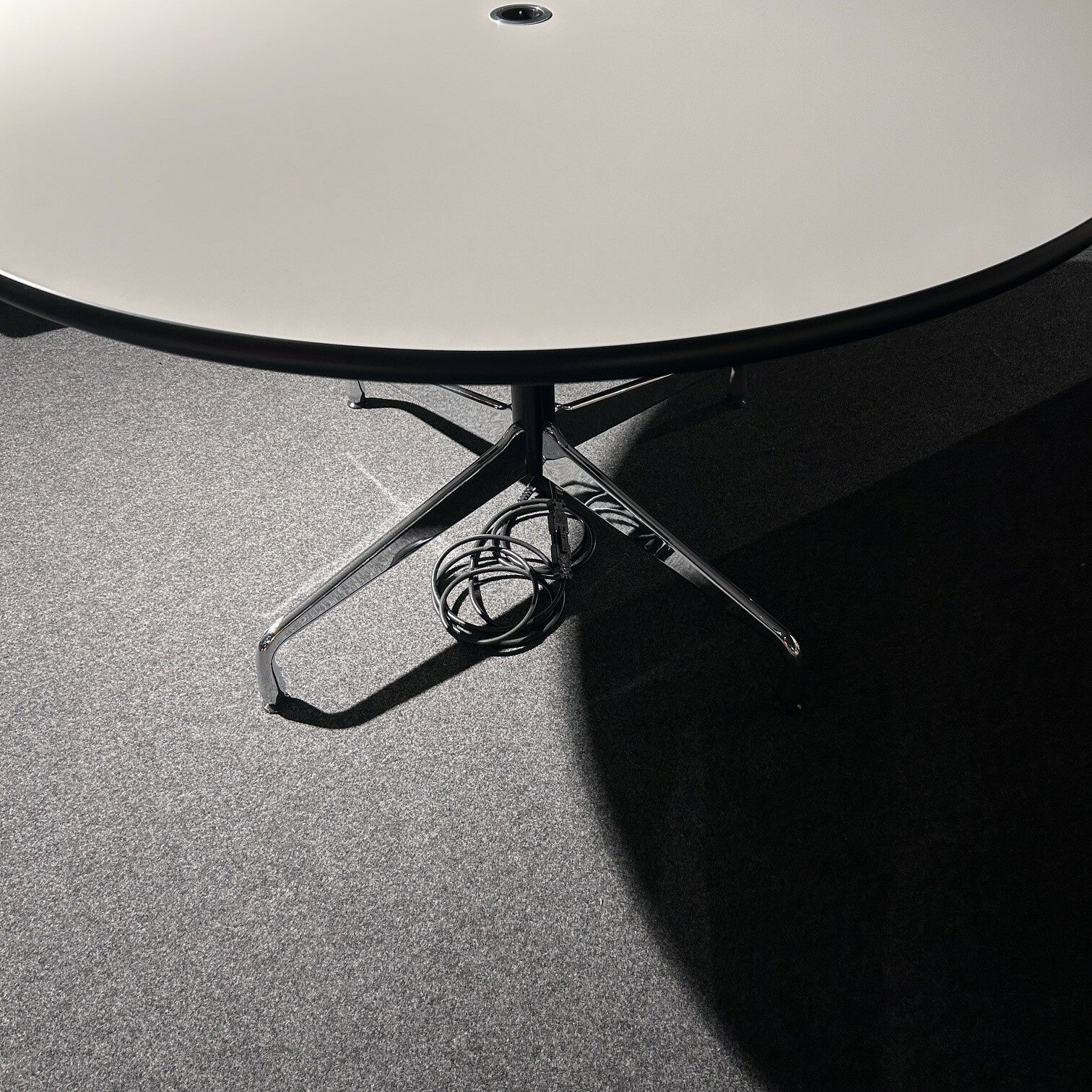 Vitra - Besprechungstisch Eames Segmented Table Platte HPL 12 Weiß Gestell Glanzchrom Mit Steckdose - 9