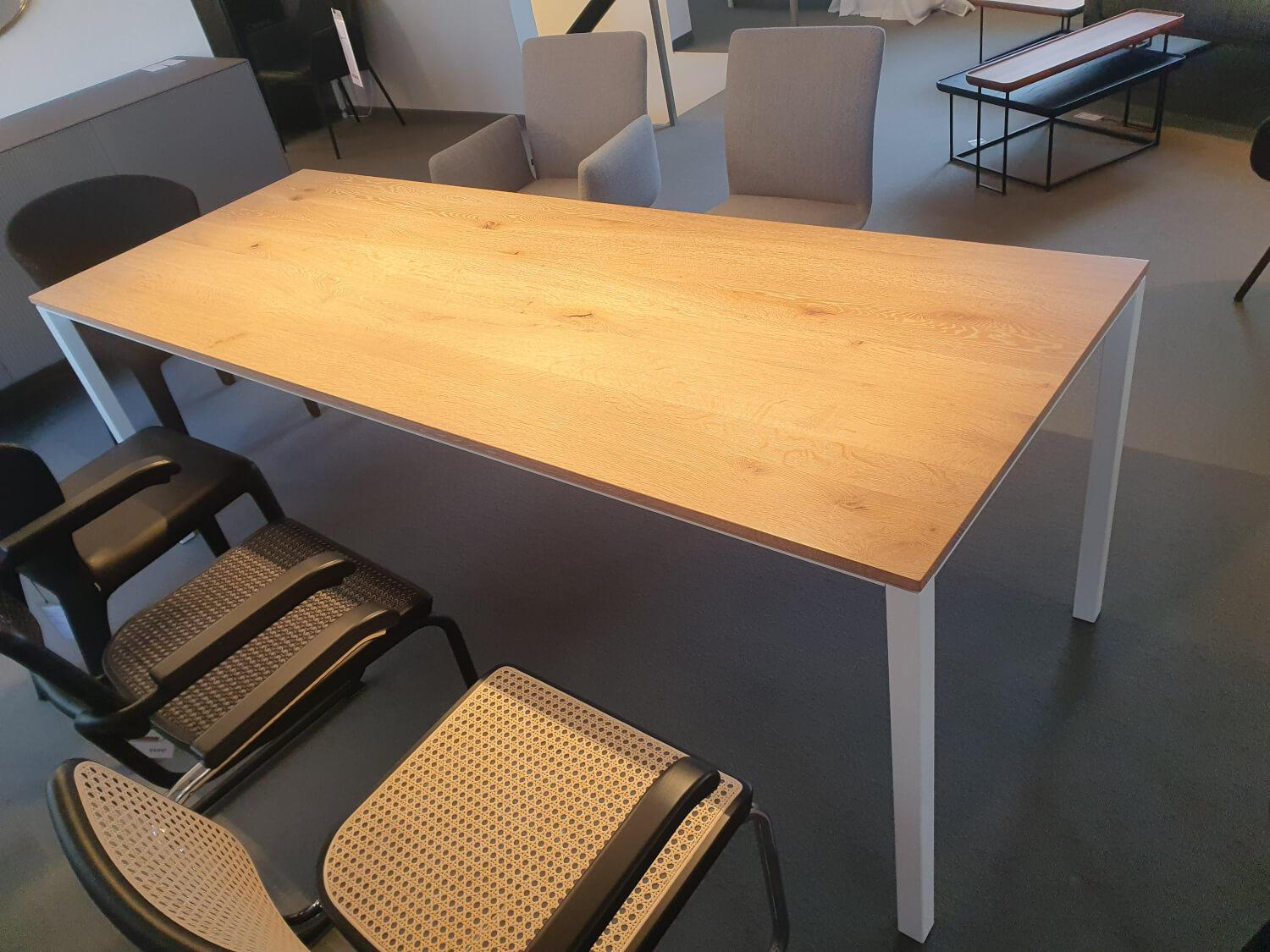 Janua - Tisch S600 Platte Eiche Weiß Pigmentiert Geölt Gestell Verkehrsweiß RAL 9016 Weiß Pulverbeschichtet - 5