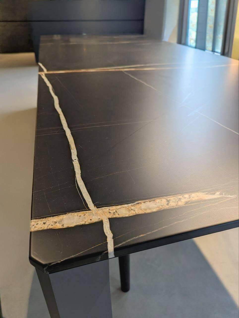 Molteni & C - Esstisch Diamond Marmorplatte Sahara Noir Gestell Aluminium Metallic Finish - 3