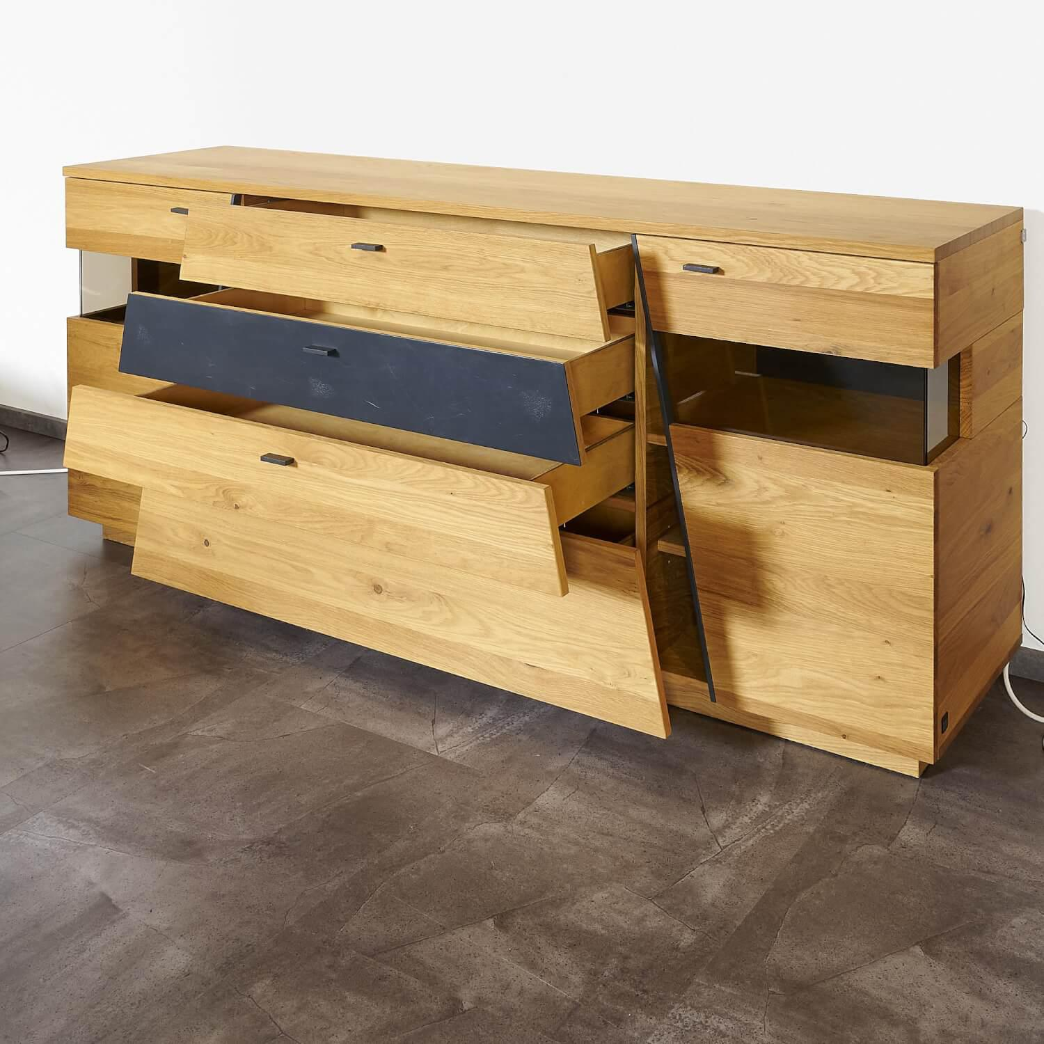 Wohn Concept - Sideboard 2021 Vollholz Wildeiche Furniert Mattlack Beton Griffe Metall Effektlack Matt Grey Grau Glas Parasolglas Braun - 4
