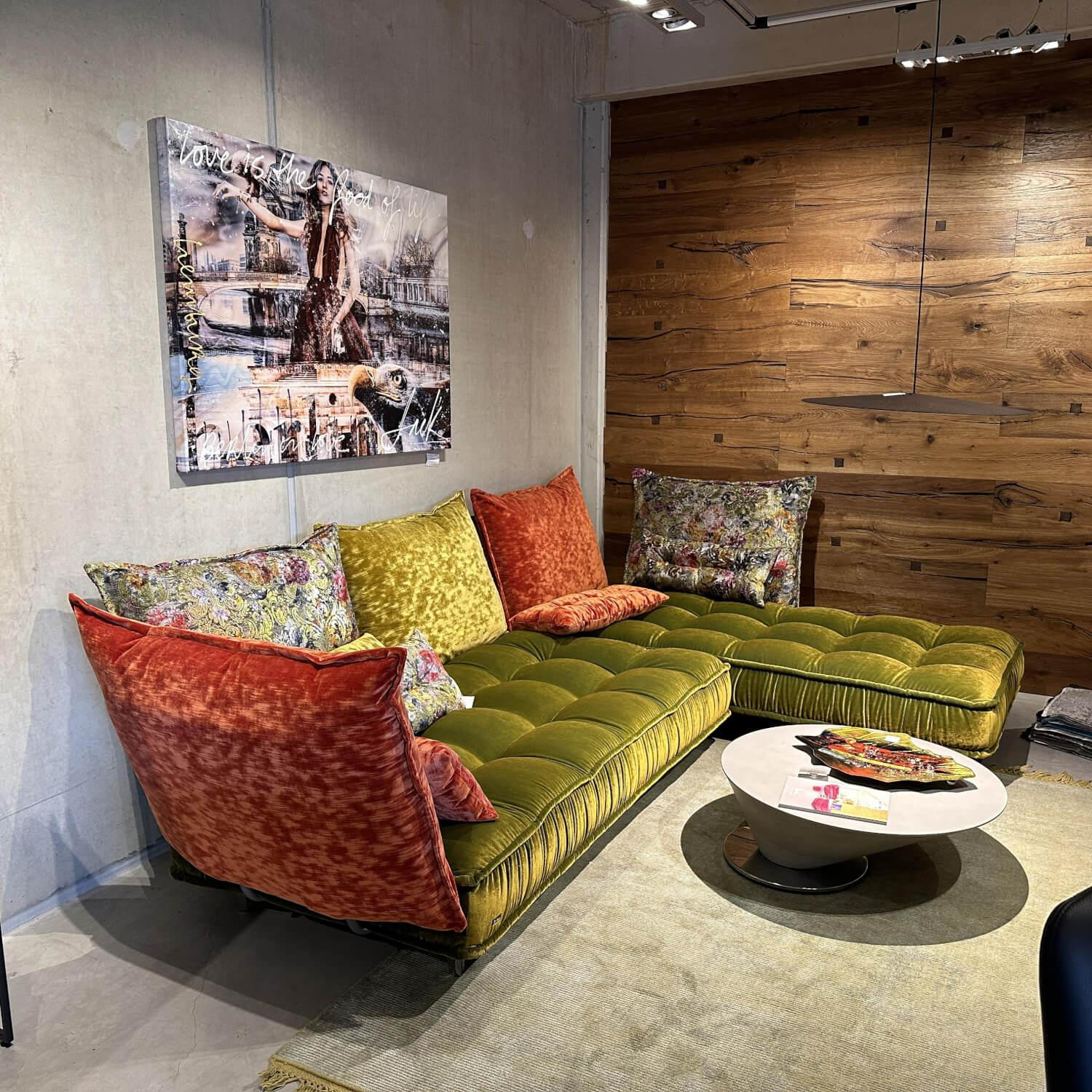 Bretz - Ecksofa Ohlinda Stoff 66 8438 Velours Midsummer Oliv Grün Lilienfuß Aluminium Poliert Silberfarben Inklusive Nierenkisse - 10