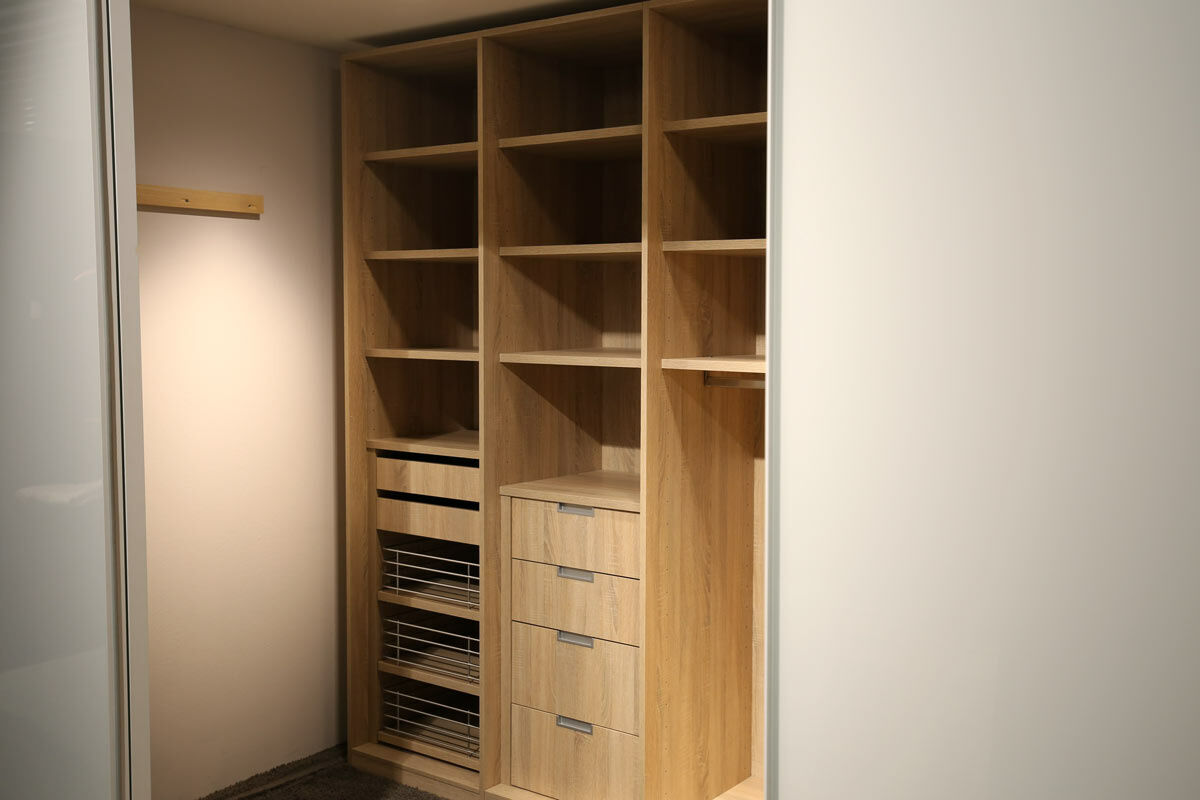 Cramer Holzmanufaktur - Offener Eck-Kleiderschrank Dekor Eiche inkl. Schiebetüren Delta Optiwhite Glas Weiß RAL 9016 Inklusive Bodenschiene Und Deckenschiene - 2