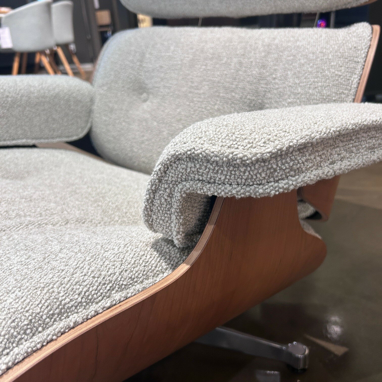 f46eb5f72a8a2a4ac4abcc9aec0e738627ad55f8_MF_0021424_001_mf_prop_image5_Sessel_Lounge_Chair_und_Ottoman_mit_Schale_Amerikanisch_Kirschbau