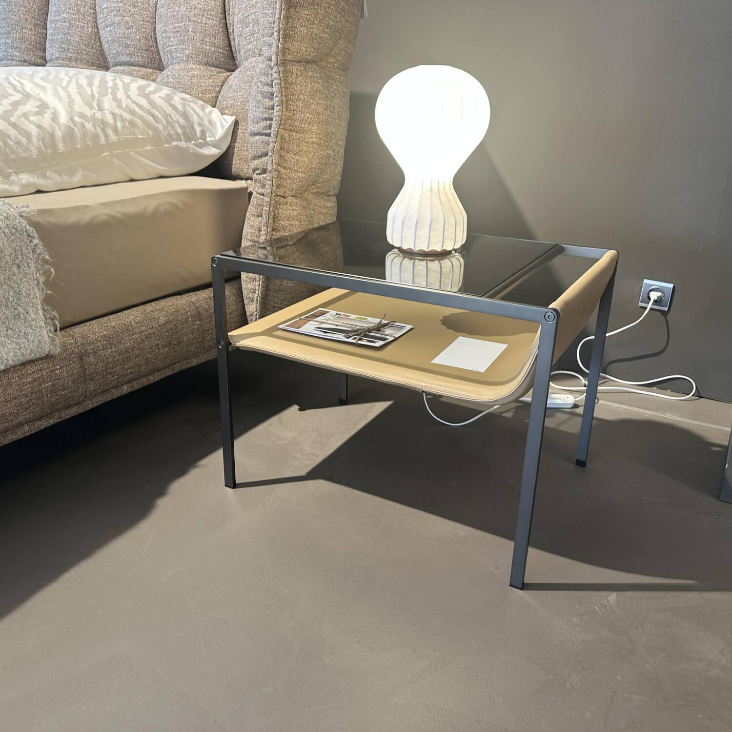 B&B Italia - Nachttisch Quiet Lines Platte Rauchglas Leder Kasia 315 Wüstenfarben Braun Gestell Nickel Bronzefarben Lackiert - 2