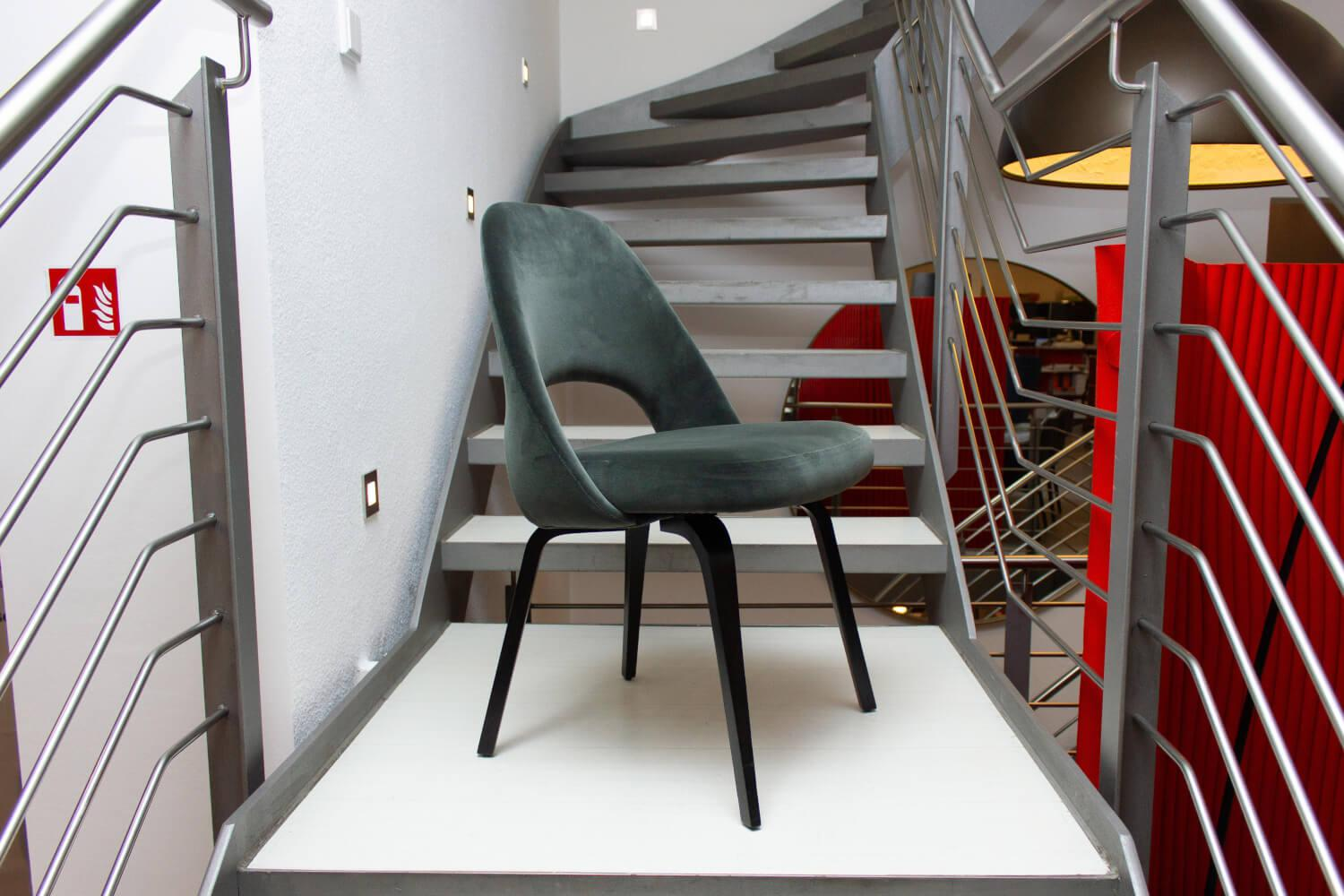 Knoll International - Stuhl Saarinen Kollektion Relax Konferenz Bezug Stoff Cactus 169 Eva Grün Vier Bein Gestell Eiche Auf Ebenholz Gebeizt - 6