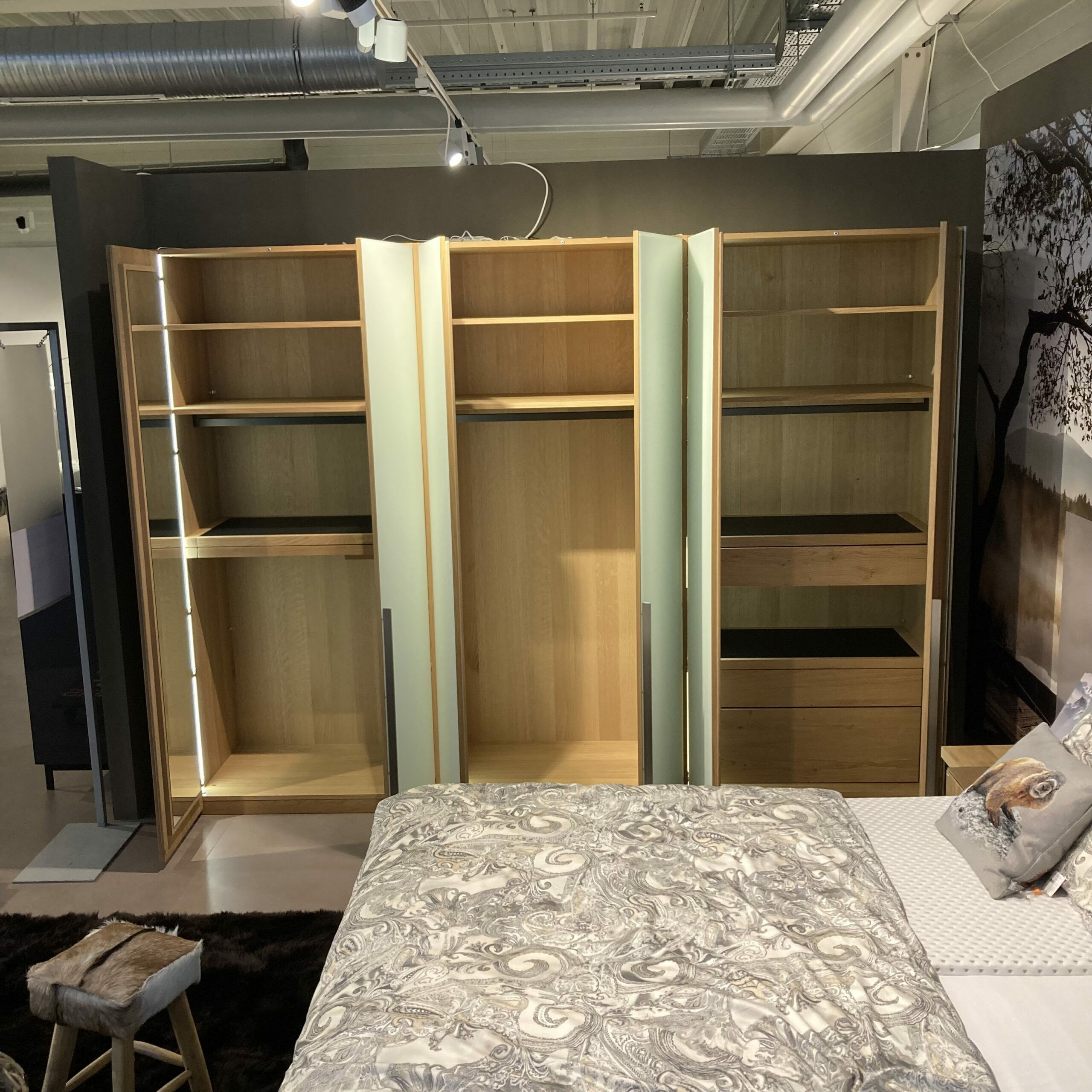 Voglauer - Drehtürenschrank V Alpin Korpus Eiche Altholz Front Glas Optiwhite Weiß Griffe Edelstahl Gebürstet Mit Spiegel Und Beleuchtung - 2