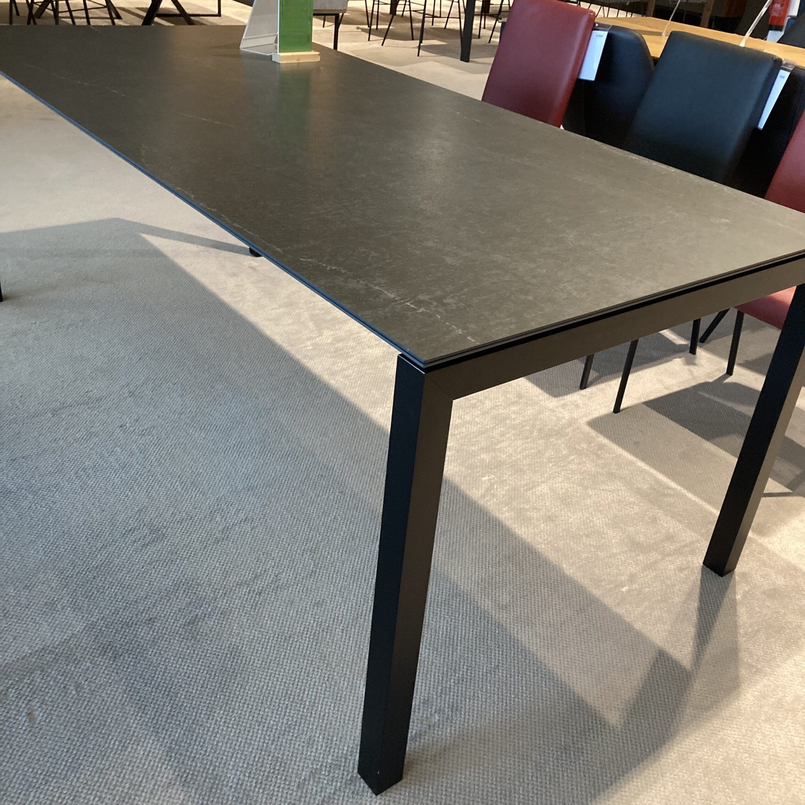 Willisau - Esstisch Prato Platte Keramik Dekton Laos Grau Gestell Aluminium Schwarz Gebürstet Mit Auszug - 4