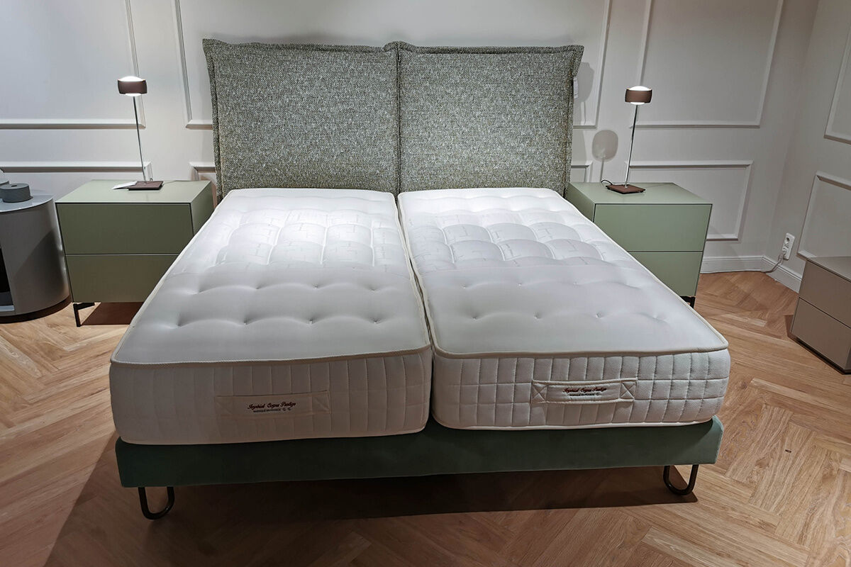Treca Interiors - Boxspringbett Angele Neo Stoff Tilda Emeraude Grün Fuß Altbronze mit 2 Matratzen - 7