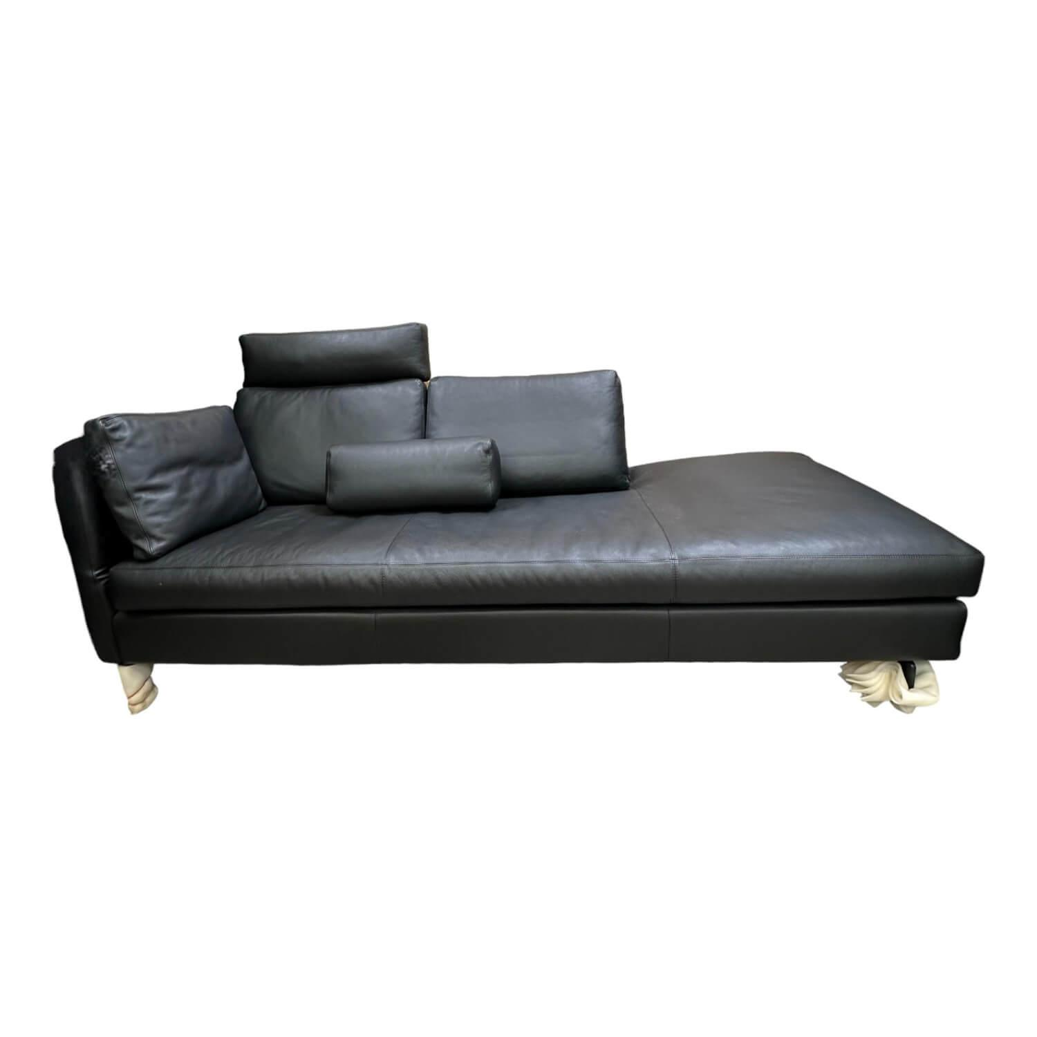 Sofa Conseta Leder 175 Schwarz Schmalfüße Lack M20 Schwarz Mit Klapparmlehne Und Überstand Inklusive Kopfstütze Und Kissen