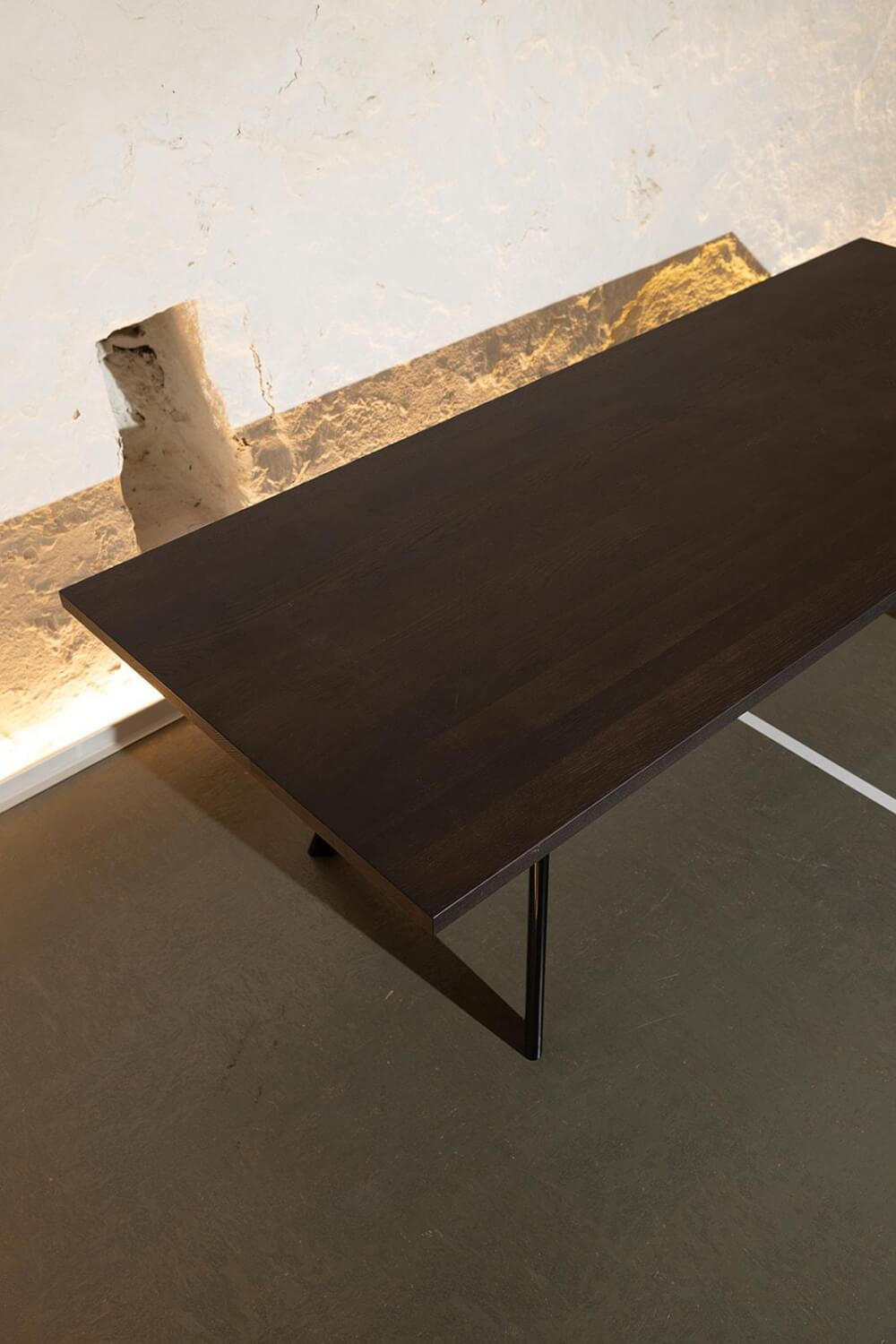 Vitra - Esstisch EM Table Platte Massiv Eiche Geräuchert Und Geölt Gestell Stahl Schwarz Pulverbeschichtet - 2