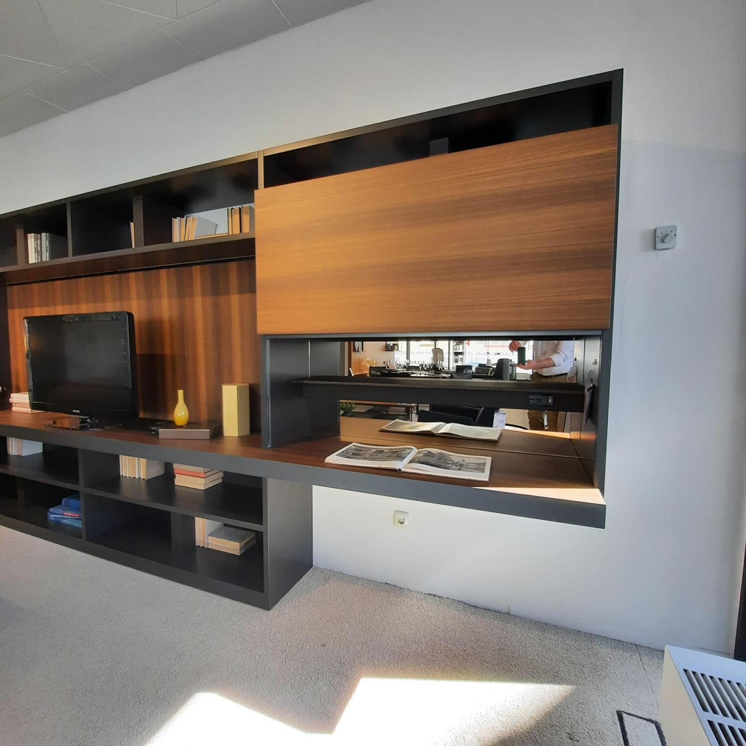 Molteni & C - Wohnwand 505 Lack Matt Mokka Braun Furnier Eukalyptus Mit Herausnehmbarer Rückwand Für Kabel und mit Beleuchtung - 4