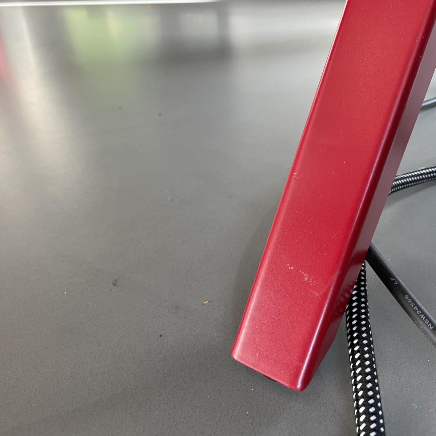 Schreibtisch Cabale Linoleum Charcoal Gestell RAL 3003 Ruby Red
