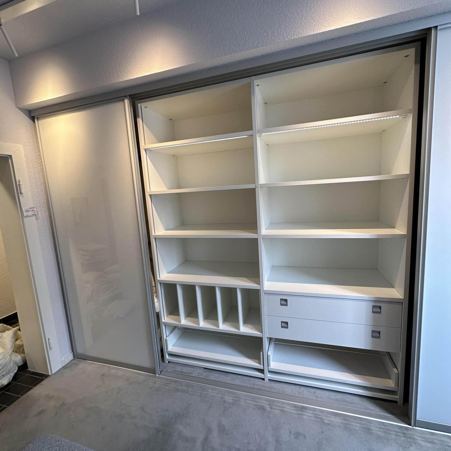 Trüggelmann - Kleiderschrank Sinus Korpus ABS Weiß Schienen Silberfarbig E6/EV1 Eloxiert Mit Beleuchtung - 6