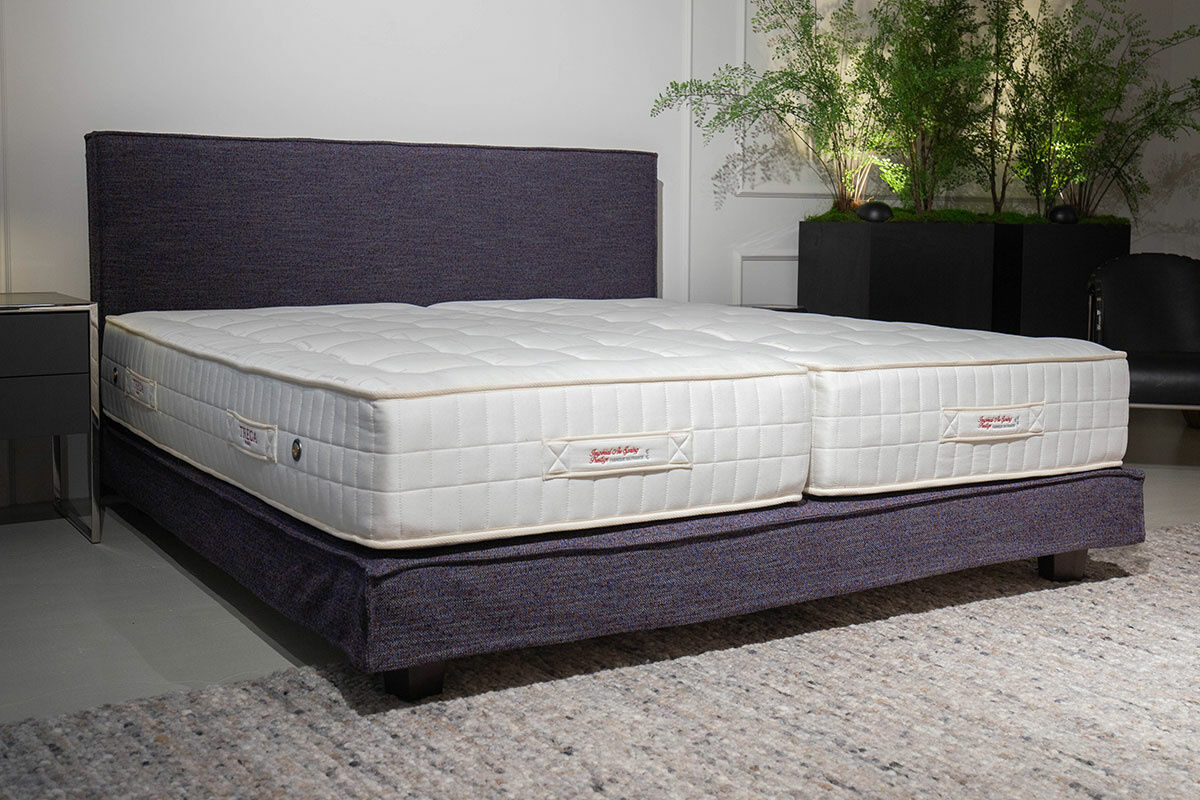 Treca Interiors - Boxspringbett Fine Stoff Passion Blau Füße Cube Wenge mit 2 Obermatratzen - 2