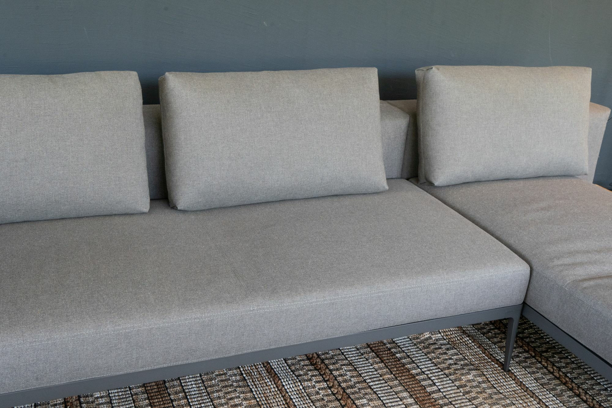 Gloster - Ecksofa Grid Lounge Stoff Blend Coal 0144 Grau Gestell Aluminium Meteor Schwarz Pulverbeschichtet Mit Anstelltisch Teak Und Kissen - 2