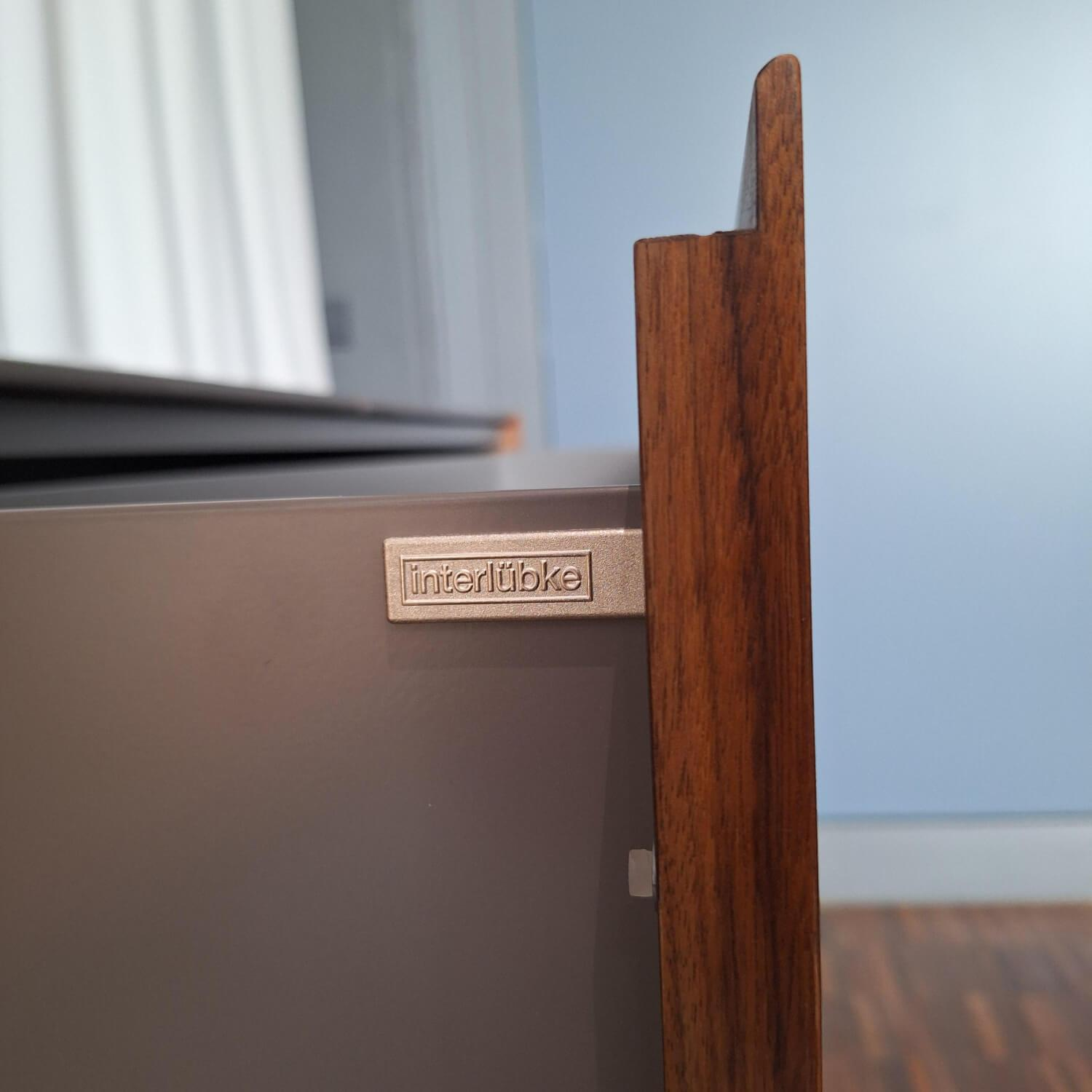 Interlübke - Sideboard Cube Nussbaum Canela Geölt Lederauflage Dunkelbraun Sockel Grau - 12