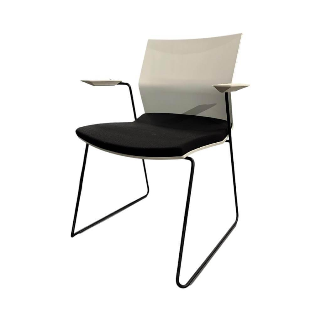 Bene - Armlehnstuhl B Side Stoff Urban Plus YN009 Schwarz Schale Weiß Kufengestell Schwarz Pulverbeschichtet Inklusive Universalgleiter - 1