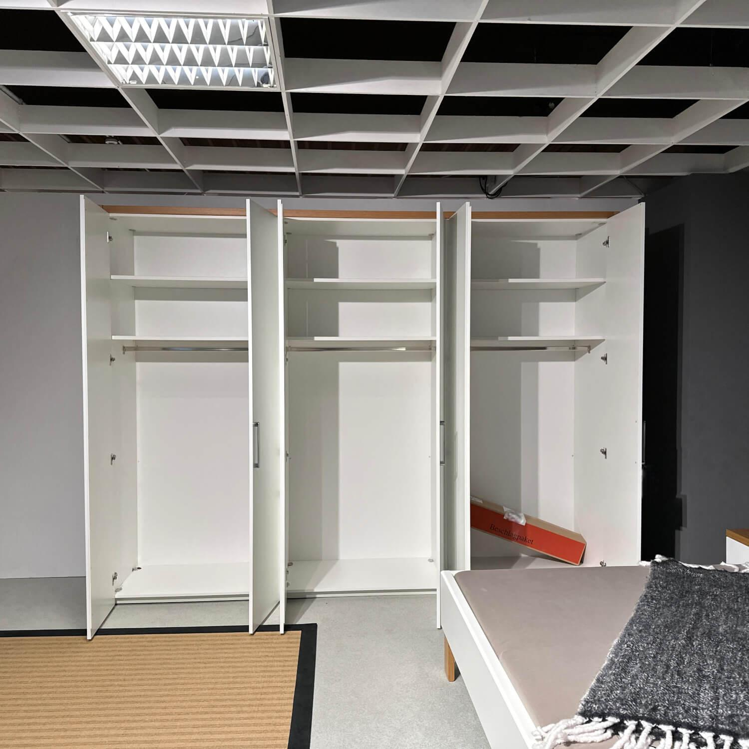 Hülsta - Schlafzimmer Dream Lack Reinweiss Akzent Natureiche Kunstleder Struktur Taupe Grau Griffe Chrom Glänzend - 6
