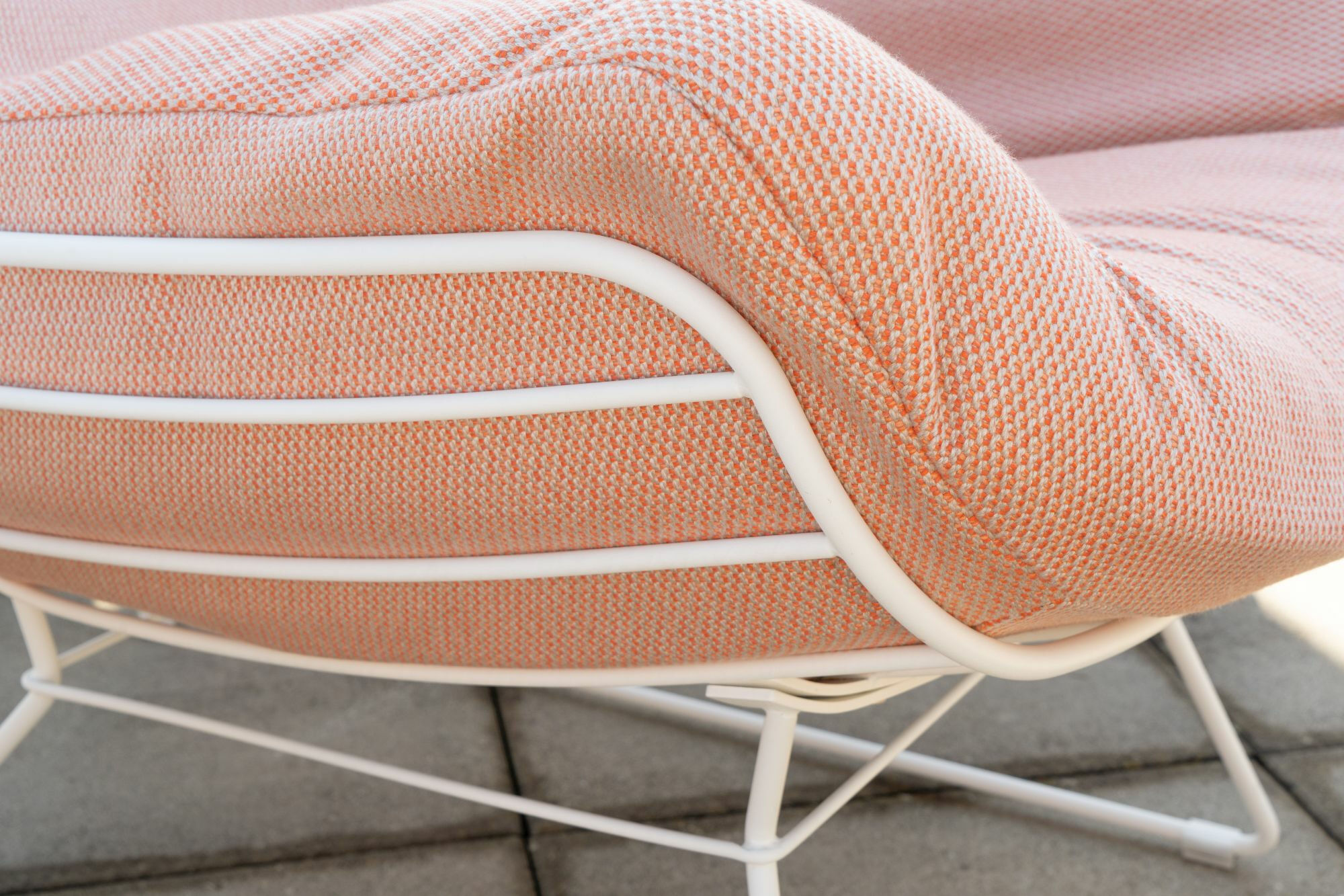 Freifrau - Sessel Lounge Chair Leyasol Outdoor Stoff Lopi Tengerine Rosa Gestell Weiß mit Hocker - 3