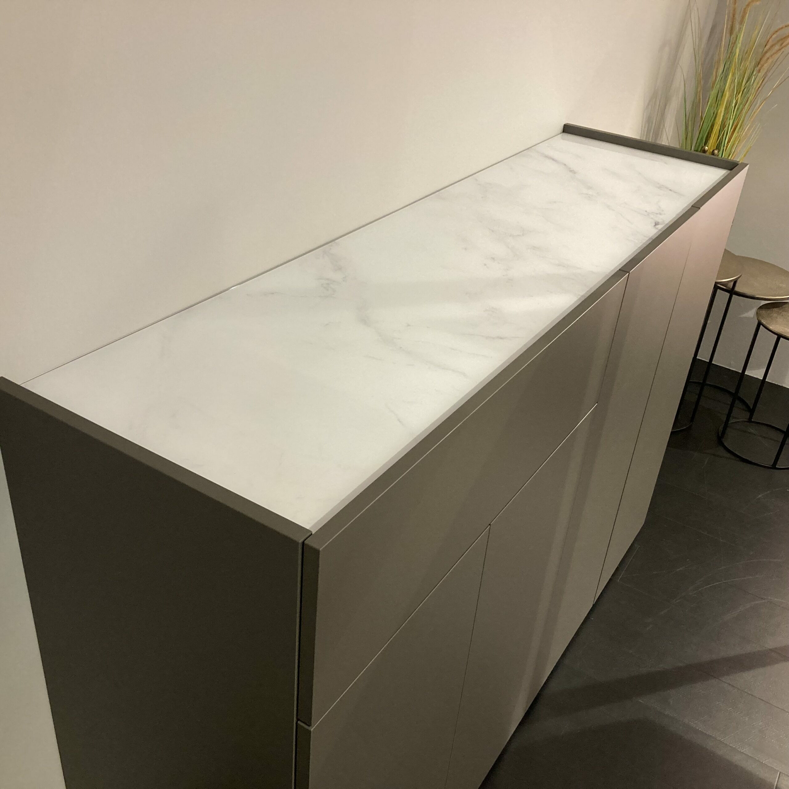 Spectral Smart Furniture - Sideboard Just Charlie Lack Granit Grau Ablage Designglas Marmor White Weiß - 5