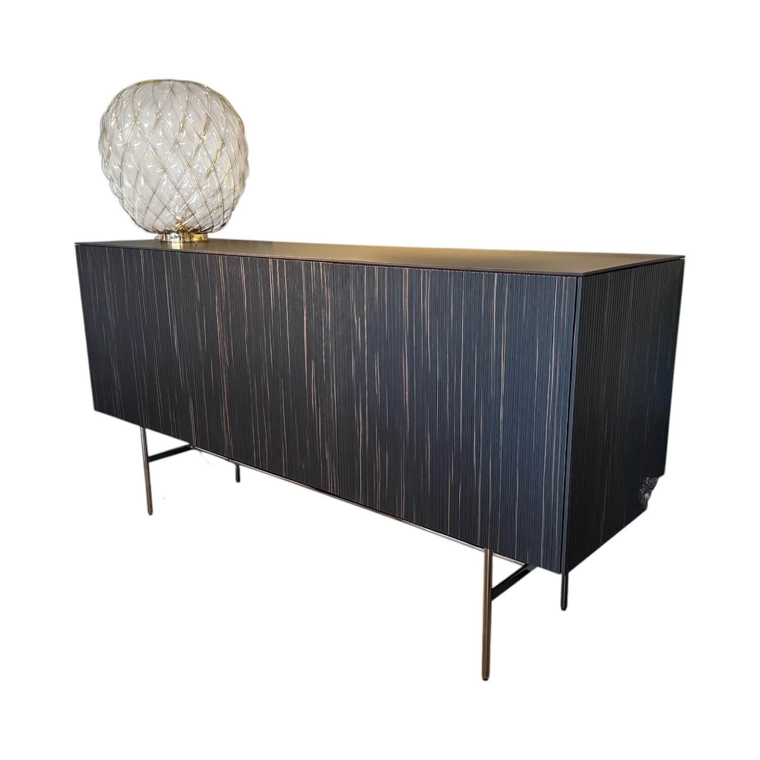 Kettnaker - Sideboard Soma Front Relief Maron Braun Korpus Lack Rubinrot Rot Abdeckplatte Fenix Schwarz Gestell Schwarz Chrom - 1