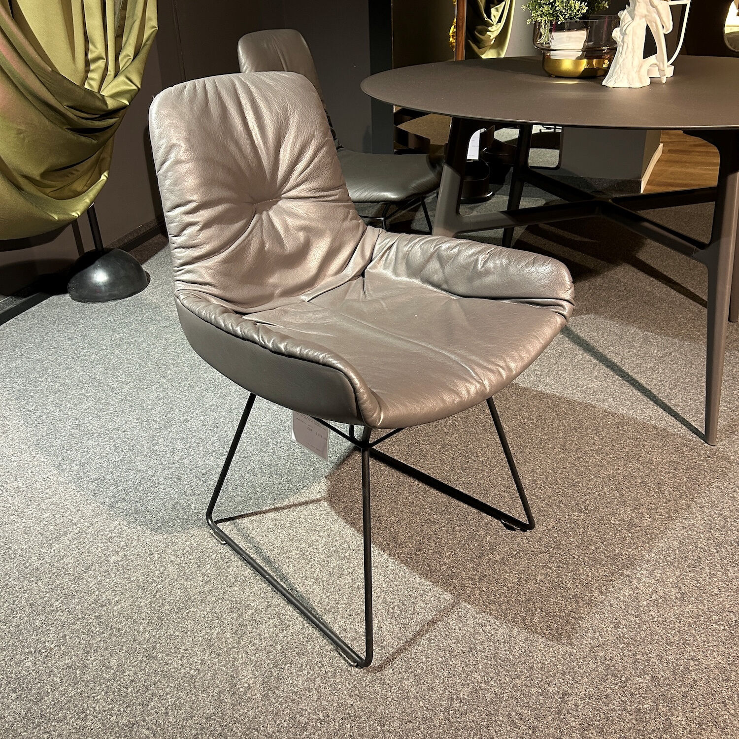 Freifrau - Stuhl Leya Armchair Low Leder Sahara Anthracite Anthrazit Gestell Metall Tiefschwarz - 2