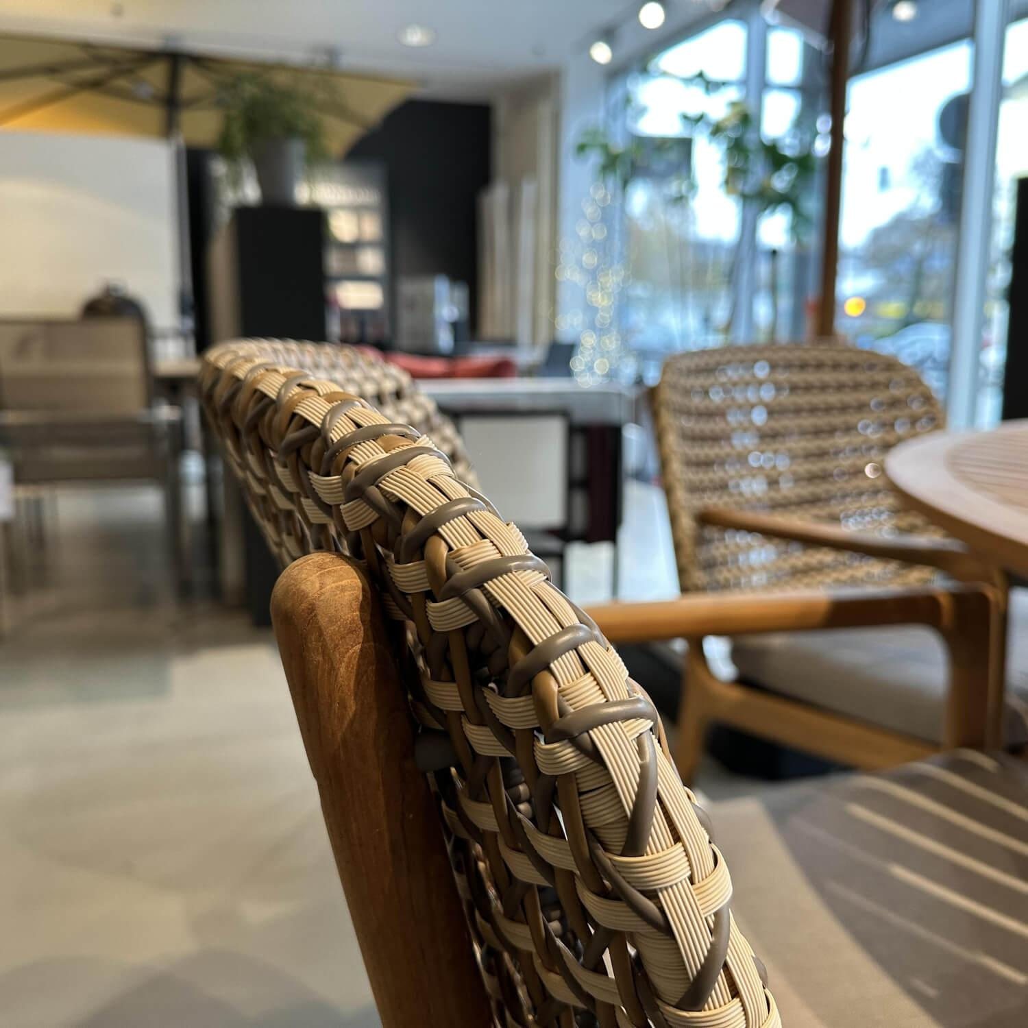 Gloster - Essgruppe Kay Und Whirl Platte Und Gestell Teakholz Stuhlrücken Kunststoff Korbgeflecht Harvest Grau Braun - 7