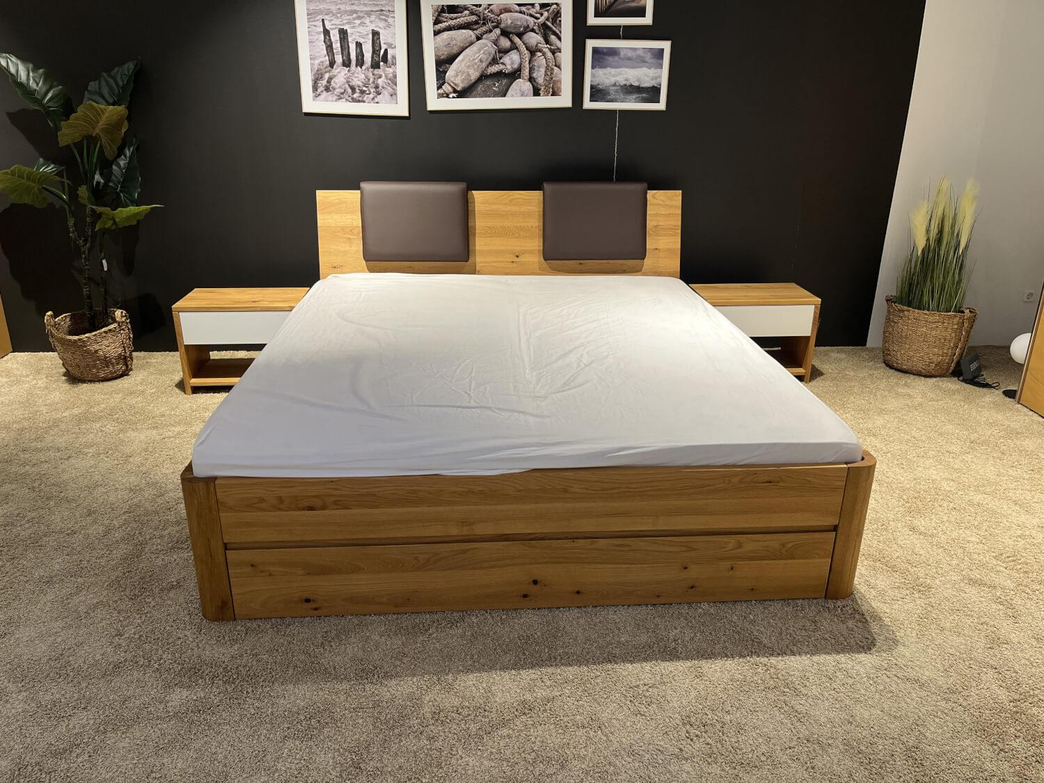 m&h - Doppelbett Modell C Wildeiche Massiv Stabverleimt Geölt Füße Rund Inklusive Nachtkommoden Ohne Matratzen - 6