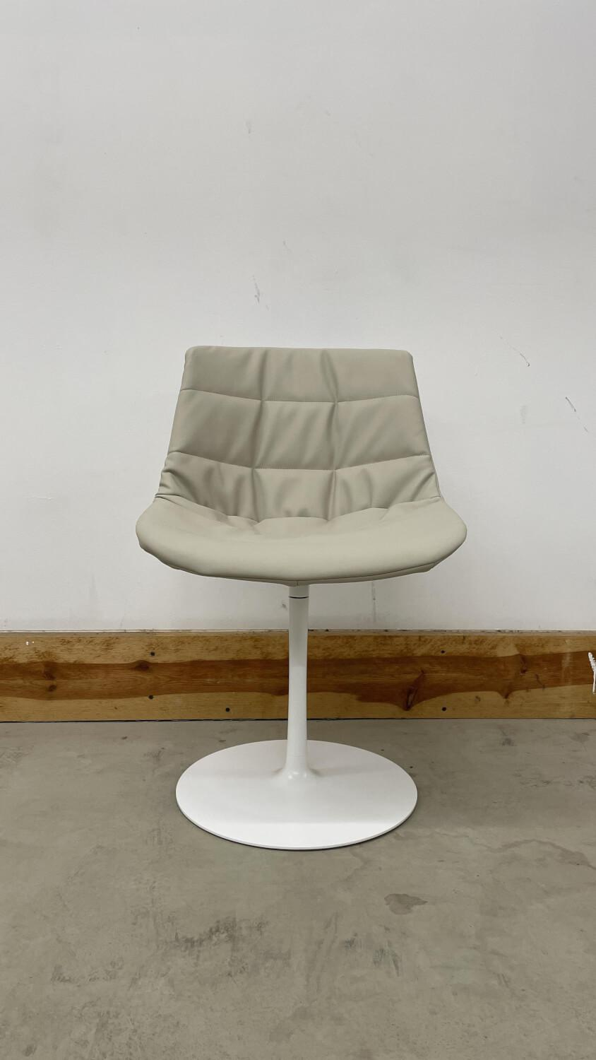 Flow Chair Bezug Kunstleder York Farbe R335 Tellerfuß 112B Weiß Matt