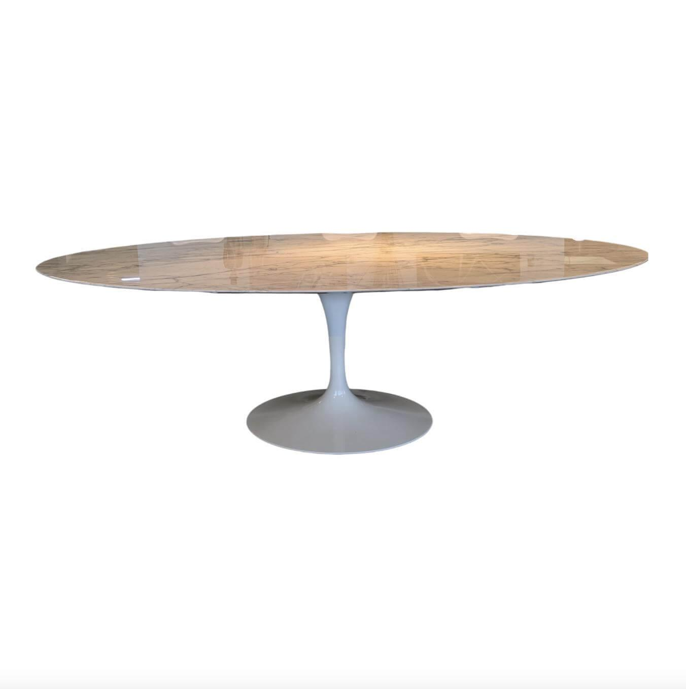 Knoll International - Esstisch Saarinen Oval Marmor Arabescato Weiß Fuß Schwerer Aluminiumformguss mit Rilsan Beschichtet - 1