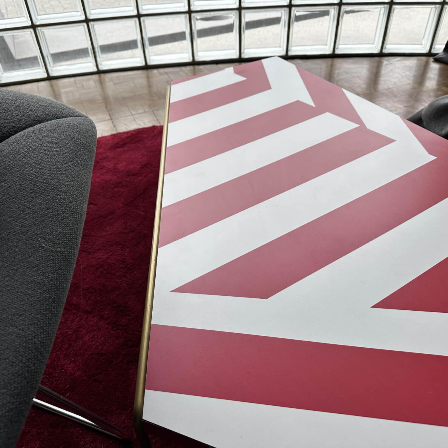 Driade - Couchtisch Zagazig Platte Laminat Rot Weiß Gestreift Gestell Stahl Gold Lackiert - 7