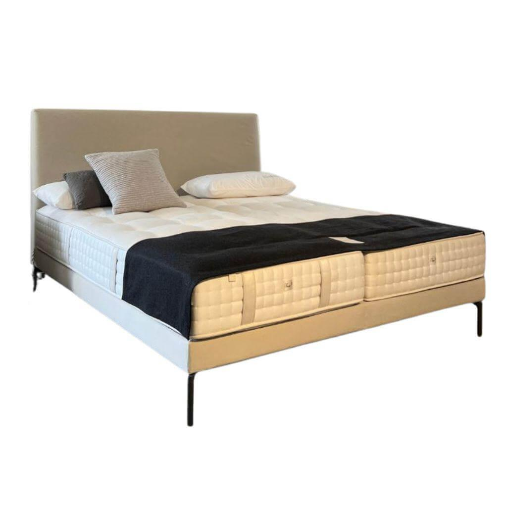 Schramm - Boxspringbett Basis Kopfteil Lago 2 Stoff Denim Sahco Beige Gestell Metallguss Grau ohne Matratzen - 1