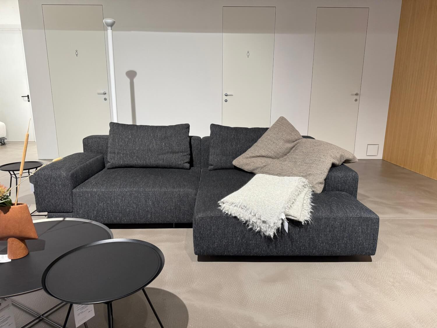 Molteni & C - Ecksofa Marteen Stoff Kameo K0595 Grau Anthrazit mit einem Dekokissen - 3