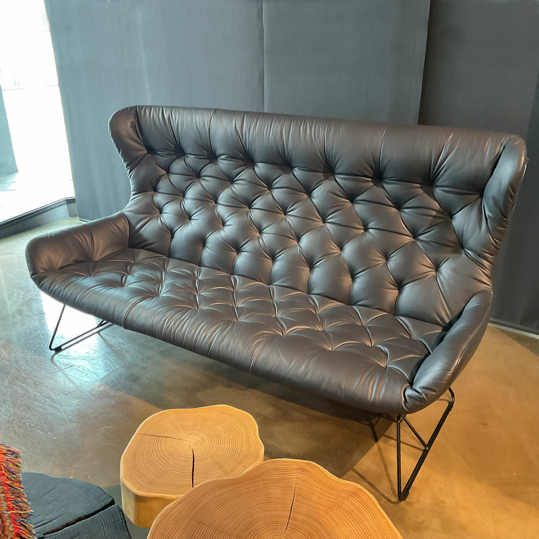 Freifrau - Sofa Leya Wingback Leder Opium 154 Carbon Grau Drahtgestell Metall Tiefschwarz - 3