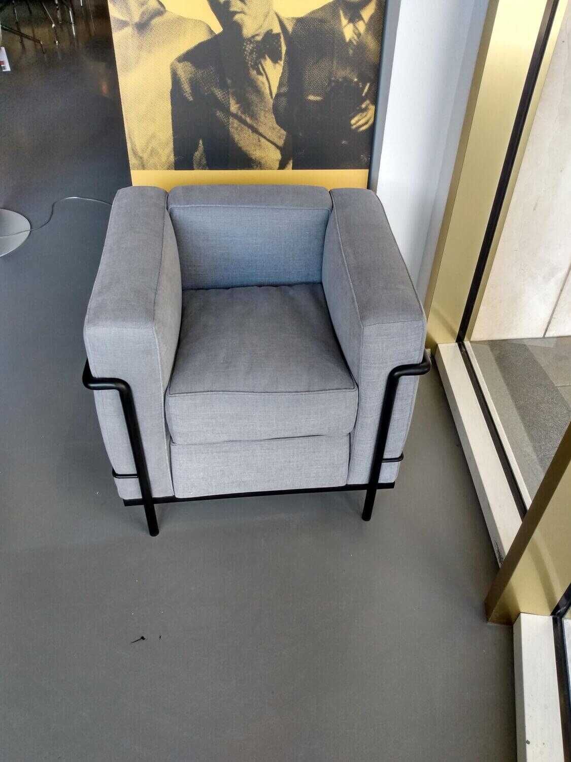 cassina-sessel-lc2-stoff-grau-gestell-schwarz-2c0e2ae35eb4pimeduSKd3Dih Cassina - Sessel LC2 Stoff Grau Gestell Schwarz - 4